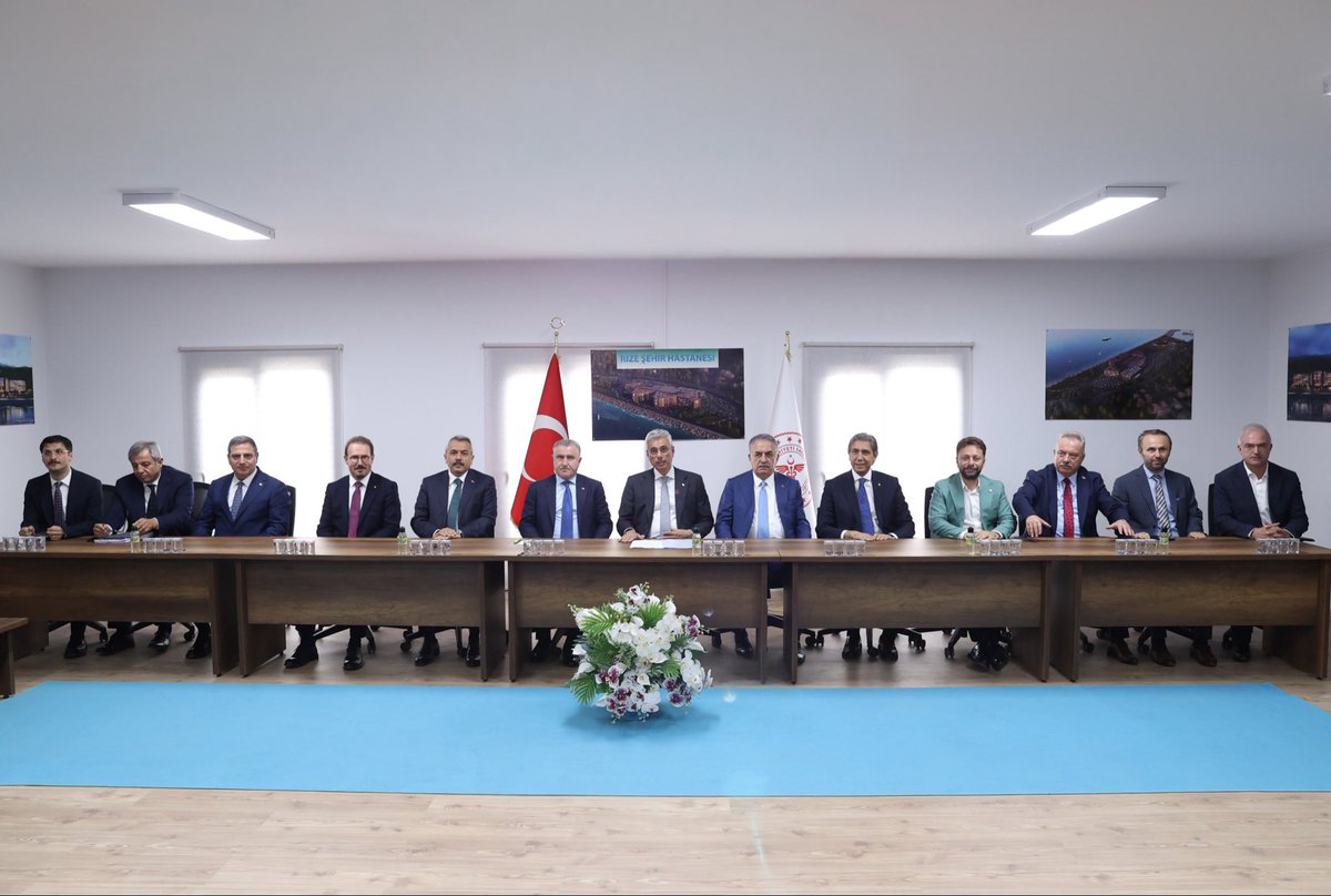 drmemisoglu's tweet photo. Karadeniz’in sağlık üssü olacak Rize Şehir Hastanemizin yapımı tüm hızıyla sürüyor. 

Bugün yürütülen çalışmalar ve projemizin mevcut durumu hakkında yetkililerden detaylı bilgi aldık.

Bu şifa abidesini Rize’mizle buluşturmak için özveriyle çalışan, gayretini esirgemeyen herkese şükranlarımı sunuyorum.