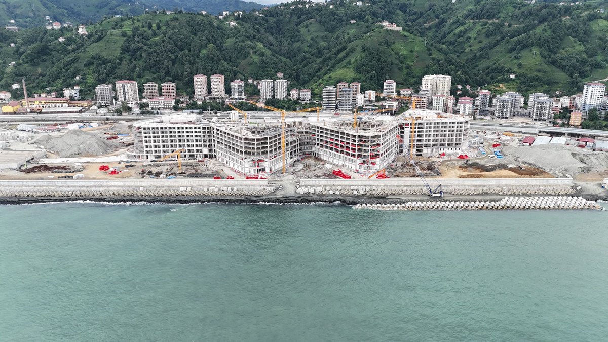 drmemisoglu's tweet photo. Karadeniz’in sağlık üssü olacak Rize Şehir Hastanemizin yapımı tüm hızıyla sürüyor. 

Bugün yürütülen çalışmalar ve projemizin mevcut durumu hakkında yetkililerden detaylı bilgi aldık.

Bu şifa abidesini Rize’mizle buluşturmak için özveriyle çalışan, gayretini esirgemeyen herkese şükranlarımı sunuyorum.