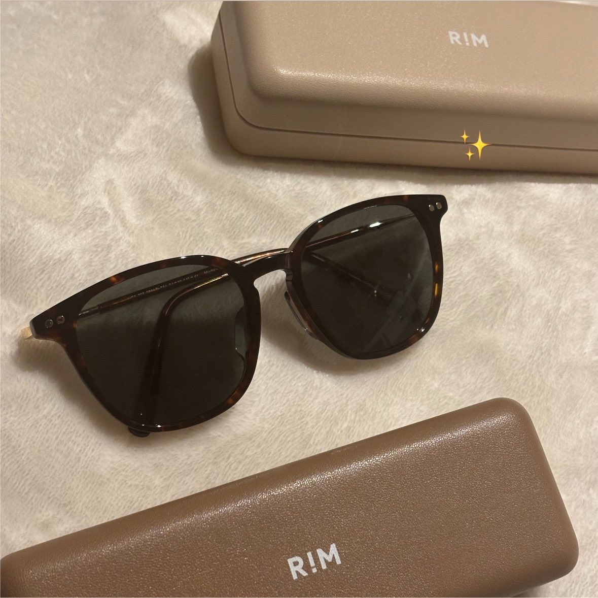 romu_710's tweet photo. 夏の日差しが気になる今の時期にROIROMとのコラボ、とてもありがたいです🌞
RIM様はデザイン、カラーが豊富なので自分に似合うものを見つけることができました😎✨
こちらを身につけることで、オシャレに目を守りながら暑い夏も乗り越えられそうです☀️🍉🌻

#RIM 
#ROIROMとかけるサングラス https://t.co/Nla0j49ZFB