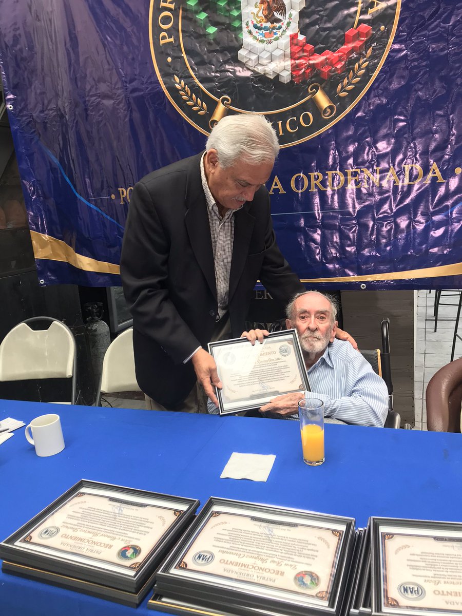 santiagobaeza's tweet photo. Esta mañana, @beto_cardenasj, ex gobernador de Jalisco, entregó un reconocimiento a mi padre, el dr. Manuel Baeza, por su trayectoria panista. https://t.co/J5GiA2g0An