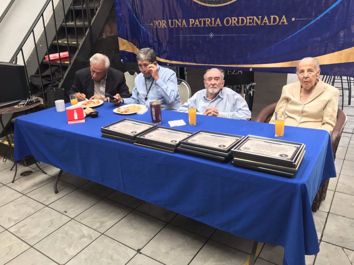 santiagobaeza's tweet photo. Esta mañana, @beto_cardenasj, ex gobernador de Jalisco, entregó un reconocimiento a mi padre, el dr. Manuel Baeza, por su trayectoria panista. https://t.co/J5GiA2g0An
