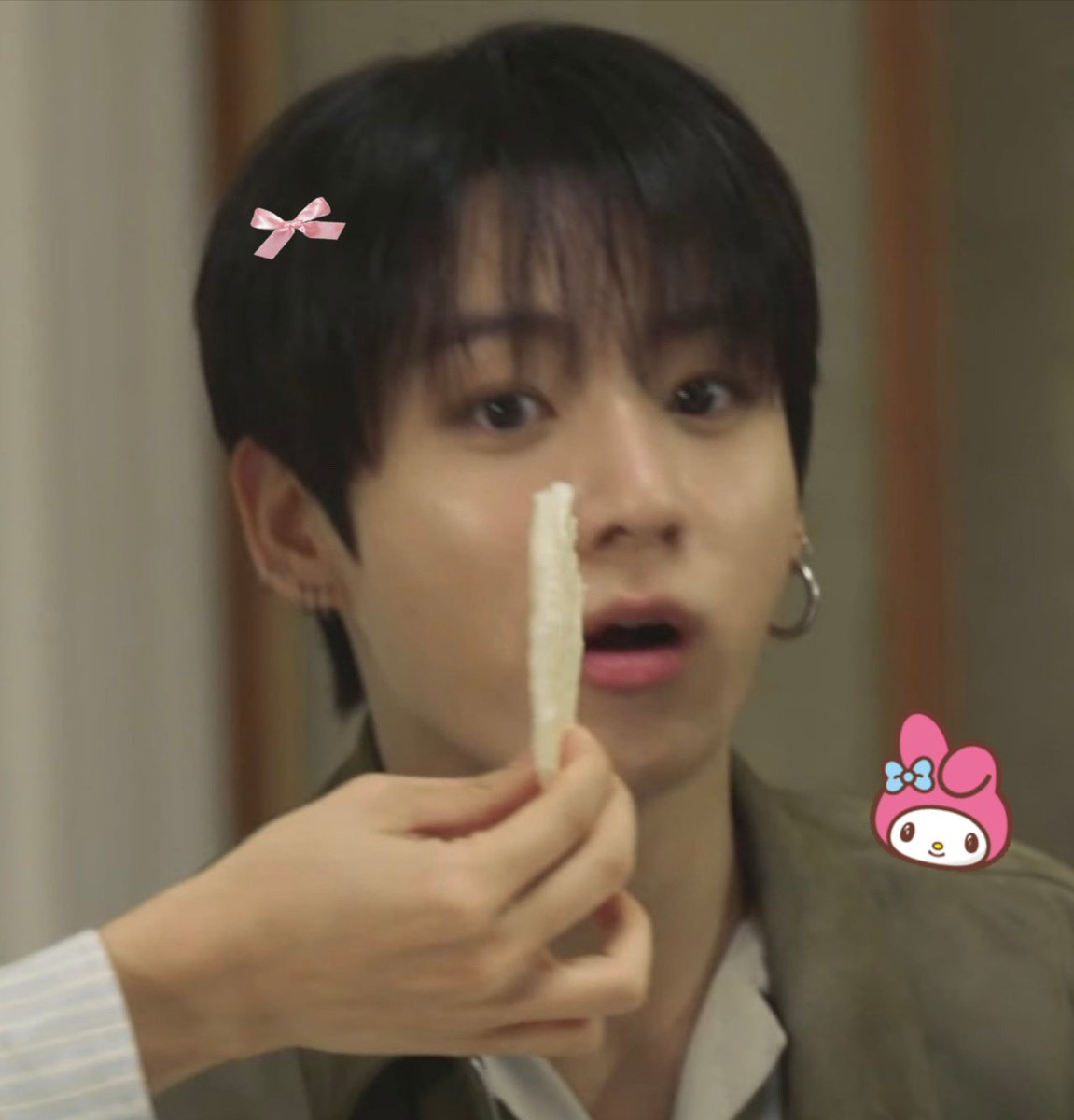 GoldenFairy_07's tweet photo. Koo of the day with a pink bow 🩷🎀 https://t.co/Q8gELhyJPd