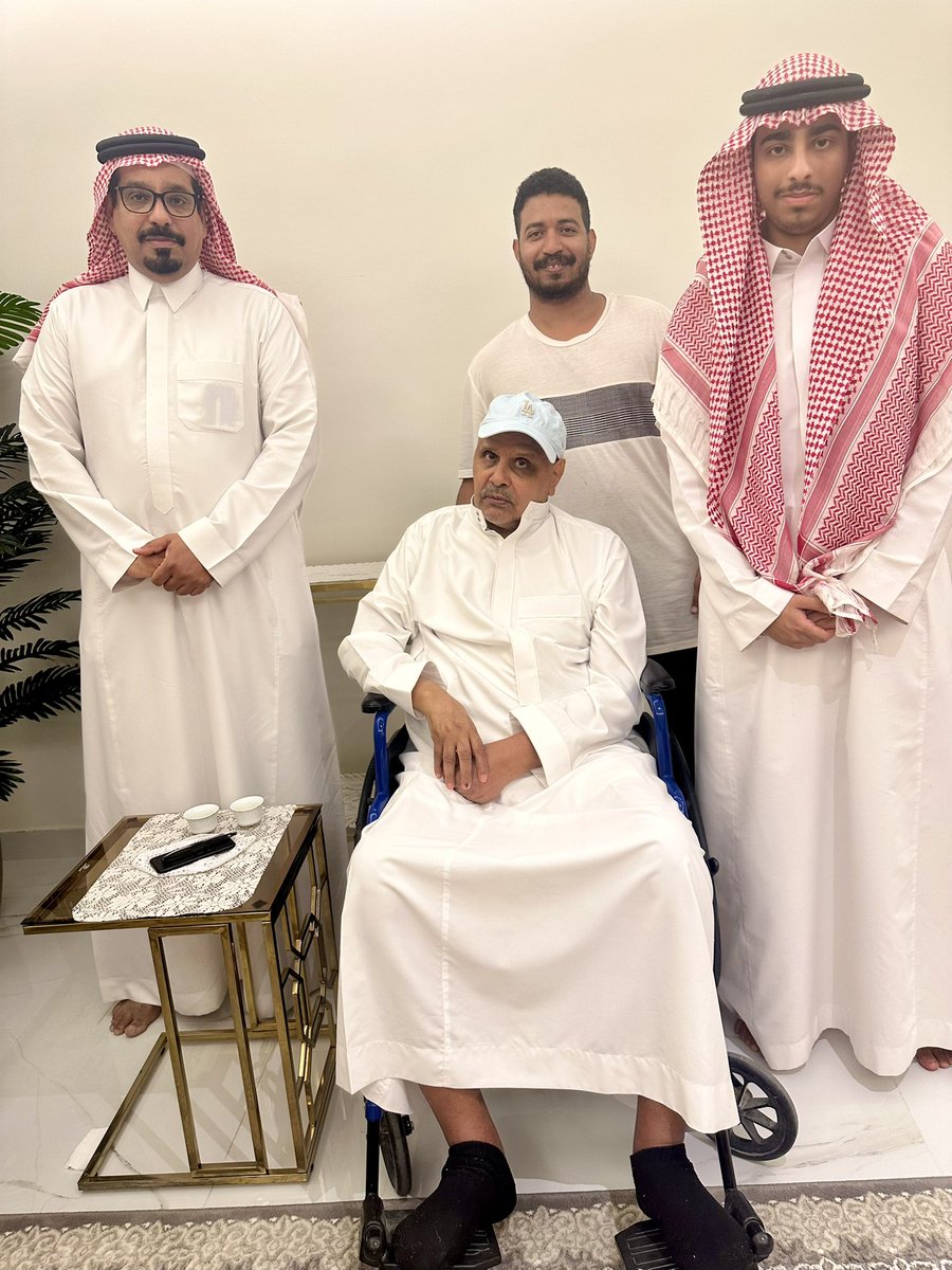 fahad_aldous's tweet photo. تشرفت بزياره الزميل الاعلامي الوحداوي المخضرم الاستاذ سعد العصيمي للاطمئنان على حا��ته الصحيه بعد الجلطه التي اقعدته - شفاه الله - 
بحضور  أبن أخته الاستاذ ياسر احمد العصيمي ونجله أحمد   والاخ طه حسان .
 واسترجعت مع (أبومحمد)  شريط ذكريات زيارته للشيخ أحمد قاروت مؤسس الوحده وأول رؤساءه عام 1366هـ وحواره معه ..
وكشف لي عن جوانب وحداويه تاريخيه مهمه رواها  له القاروت قبل رحيله "رحمه الله ". 
#الوحده #الاتحاد
  #احمد_قاروت #سعد_العصيمي