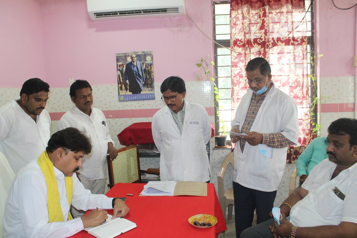 RoshanSonga's tweet photo. *ప్రైవేట్ ఆస్పత్రులకు దీటుగా వైద్య సేవలు అందించాలి*
------చింతలపూడి ఎమ్మెల్యే రోషన్ కుమార్

ప్రభుత్వ ఆసుపత్రులలో వైద్య సేవలు విస్తృత స్థాయిలో ప్రైవేట్ హాస్పిటల్లో దీటుగా అందించాలని చింతలపూడి ఎమ్మెల్యే రోషన్ కుమార్ పేర్కొన్నారు. 

శనివారం జంగారెడ్డిగూడెం ప్రభుత్వ ఏరియా హాస్పిటల్ అభివృద్ధి సలహా సంఘం సమావేశంలో ఆయన పాల్గొన్నారు. 
ఈ సందర్భంగా మాట్లాడుతూ ప్రభుత్వాసుపత్రులపై ప్రజల్లో నమ్మకాన్ని పెంచే విధంగా సేవలు అందించాలని సూచించారు.
ఆసుపత్రి ప్రసవాలు పెంచే విషయంలో త్వరలో డీఎంహెచ్వో మరియు డిసిహెచ్ఎస్ లతో సమావేశాన్ని నిర్వహించి చర్చిస్తామని రోషన్ కుమార్ పేర్కొన్నారు.
ప్రభుత్వ ఆసుపత్రిలో అందే సేవలను ప్రజల సద్వినియోగం చేసుకోవాలన్నారు. క్రమంగా కోవిడ్ కేసులు పెరుగుతున్న దృష్ట్యా ప్రజలను అప్రమత్తంగా ఉండాలని ఆయన సూచించారు.