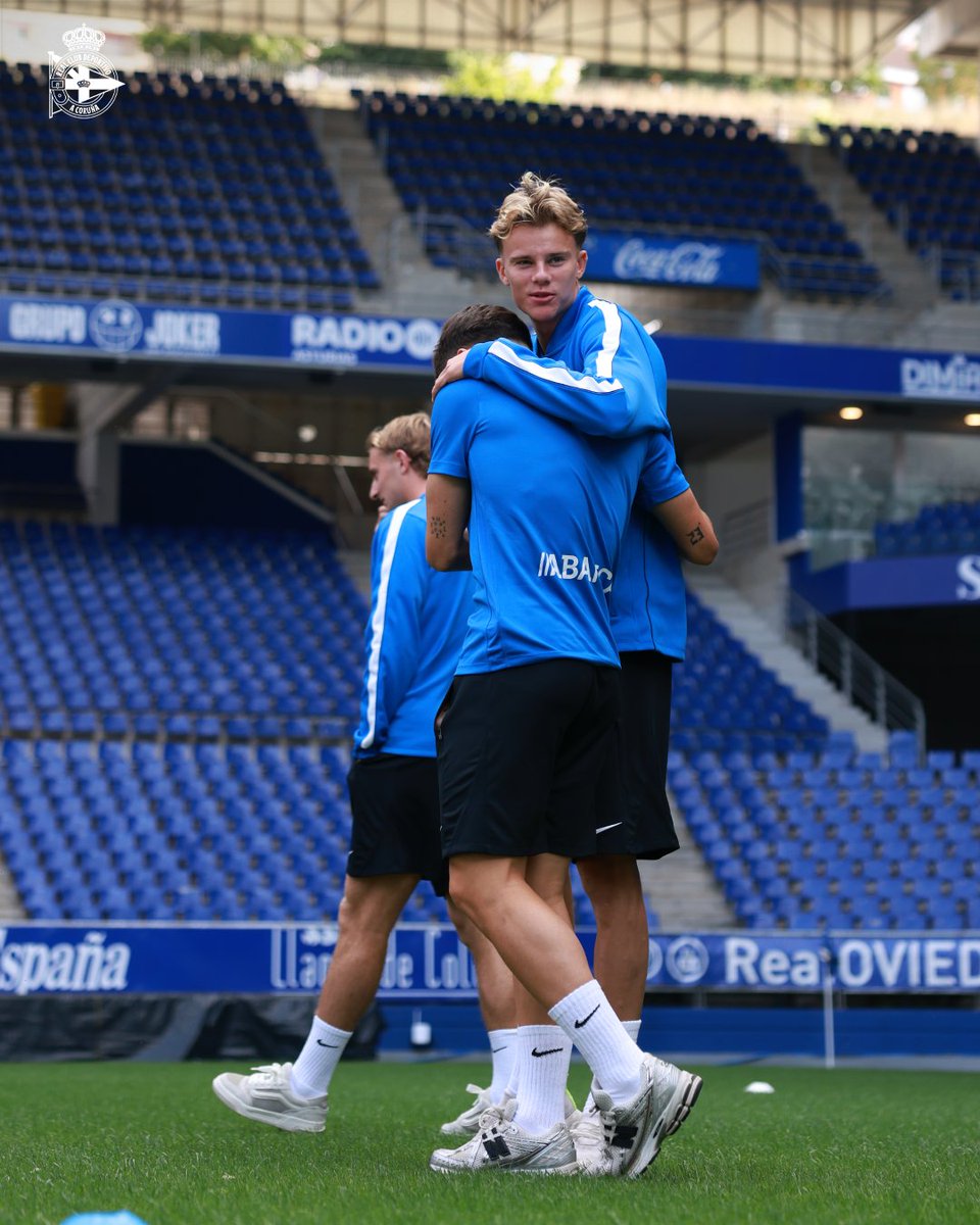 RCDeportivo's tweet photo. ✔️ #OsNosos xa chegaron ao Carlos Tartiere!

#RealOviedoDépor https://t.co/kHhNzLWZHH