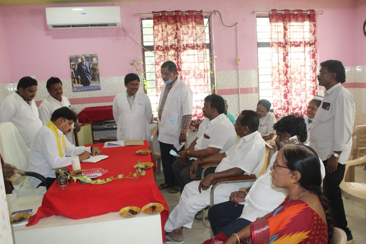 RoshanSonga's tweet photo. *ప్రైవేట్ ఆస్పత్రులకు దీటుగా వైద్య సేవలు అందించాలి*
------చింతలపూడి ఎమ్మెల్యే రోషన్ కుమార్

ప్రభుత్వ ఆసుపత్రులలో వైద్య సేవలు విస్తృత స్థాయిలో ప్రైవేట్ హాస్పిటల్లో దీటుగా అందించాలని చింతలపూడి ఎమ్మెల్యే రోషన్ కుమార్ పేర్కొన్నారు. 

శనివారం జంగారెడ్డిగూడెం ప్రభుత్వ ఏరియా హాస్పిటల్ అభివృద్ధి సలహా సంఘం సమావేశంలో ఆయన పాల్గొన్నారు. 
ఈ సందర్భంగా మాట్లాడుతూ ప్రభుత్వాసుపత్రులపై ప్రజల్లో నమ్మకాన్ని పెంచే విధంగా సేవలు అందించాలని సూచించారు.
ఆసుపత్రి ప్రసవాలు పెంచే విషయంలో త్వరలో డీఎంహెచ్వో మరియు డిసిహెచ్ఎస్ లతో సమావేశాన్ని నిర్వహించి చర్చిస్తామని రోషన్ కుమార్ పేర్కొన్నారు.
ప్రభుత్వ ఆసుపత్రిలో అందే సేవలను ప్రజల సద్వినియోగం చేసుకోవాలన్నారు. క్రమంగా కోవిడ్ కేసులు పెరుగుతున్న దృష్ట్యా ప్రజలను అప్రమత్తంగా ఉండాలని ఆయన సూచించారు.