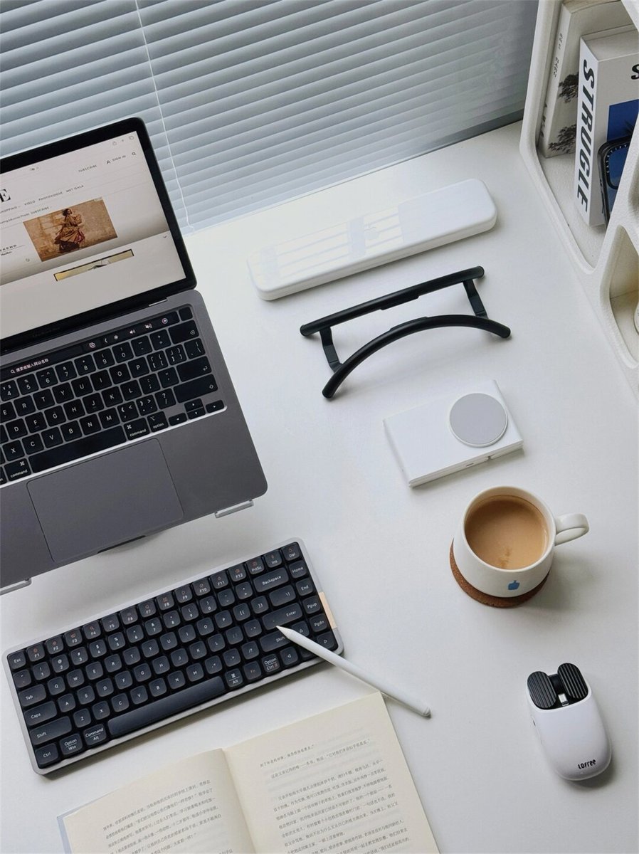 DeannaHelm2's tweet photo. Revamping my work desk today! Minimalist stationery + a small potted succulent = the ultimate productivity boost. No clutter, all focus https://t.co/9gKsWxvT99