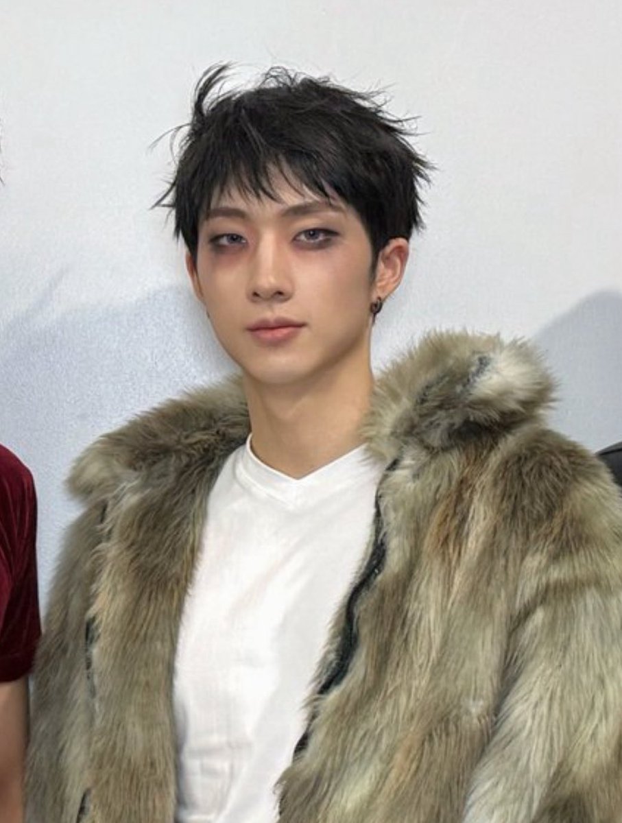 jiungprint's tweet photo. jiung discussing the overall concept for today’s look 🫠👑

“🧩 what was today's makeup concept?

smoky. the performance was meant to feel like a villain who's become king, so if you watch it with that in mind, i think it'll make more sense. the villain has just taken the throne. that's why i come out smiling like that. it didn't show up on camera, but one of the dancers actually tripped while the royal procession was coming through. so the idea was kinda like, how dare you make a mistake while i'm making my royal entrance? and then i shoot him. that was the scene. right, it has that tyrant vibe. i took some pictures too, i’ll upload them later."