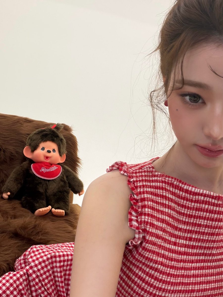 eternal1young's tweet photo. 어뮤즈 ♡ 장원영 ♡ 몬치치 https://t.co/aX0KXFriwB