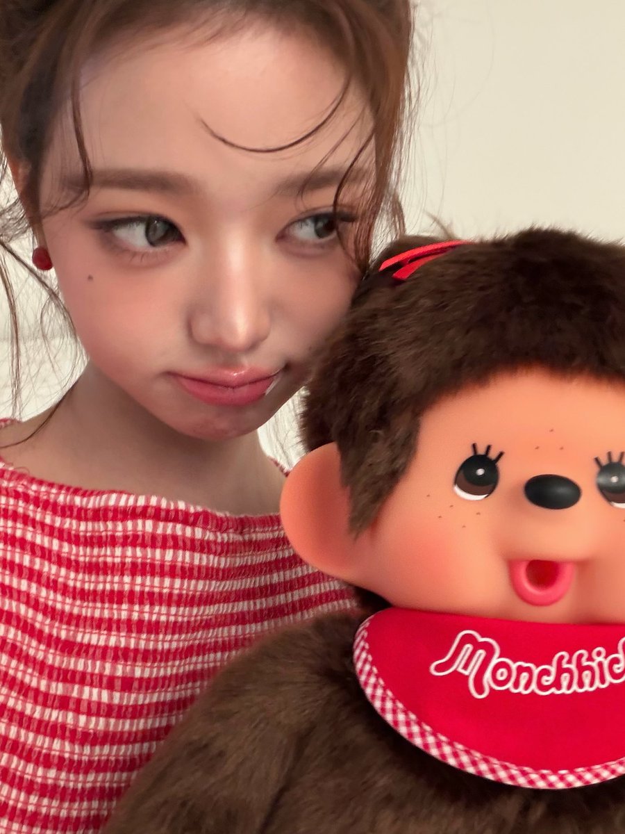 eternal1young's tweet photo. 어뮤즈 ♡ 장원영 ♡ 몬치치 https://t.co/aX0KXFriwB