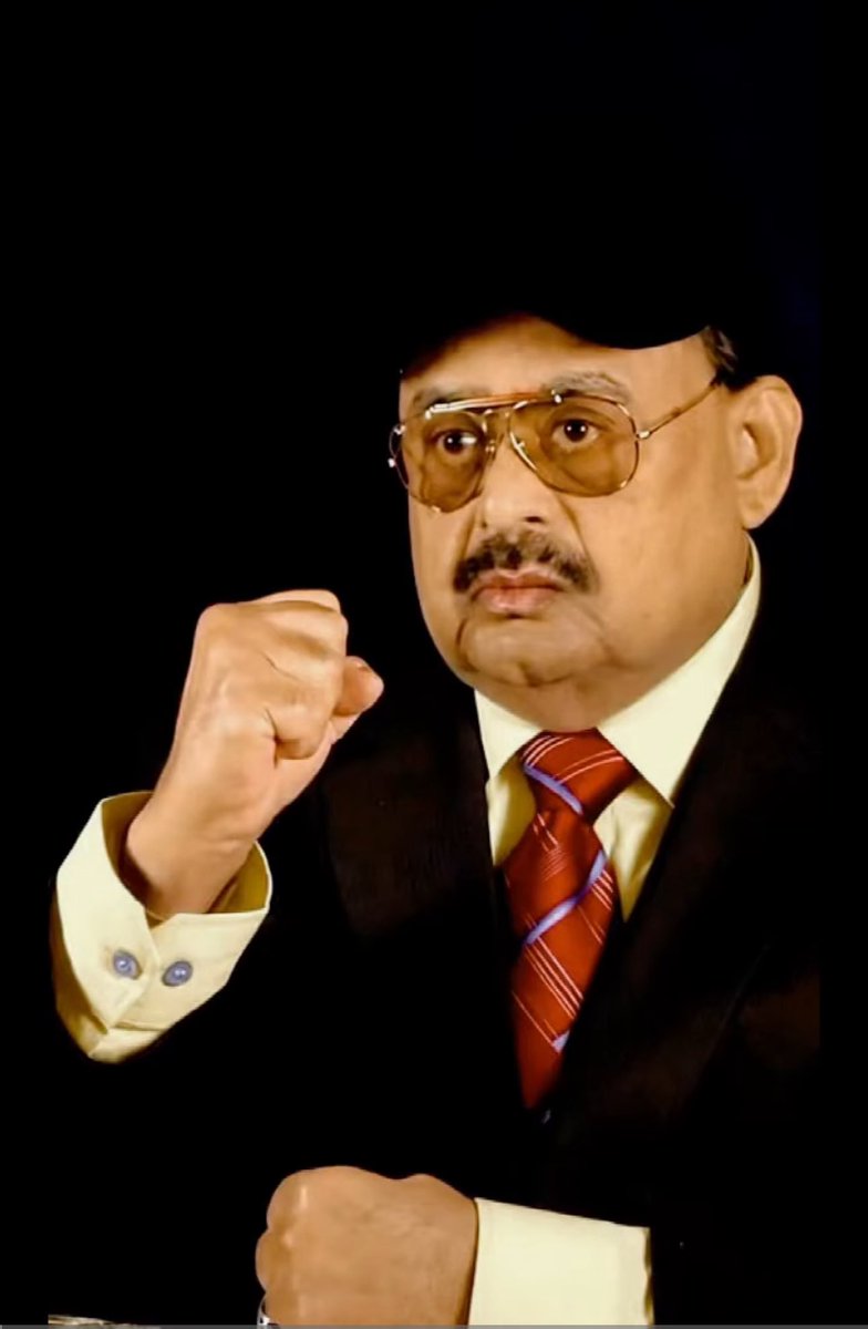 AltafHussain_90's tweet photo. سندھ کودیہی اورشہری کی بنیادپر تقسیم کیا الطاف حسین نے کیا یا ذوالفقارعلی بھٹو نے؟
۔۔۔۔۔۔۔۔۔۔۔۔۔۔۔۔۔۔۔۔۔۔۔۔۔۔۔۔۔

جمہوریت اوروفاق کی نام نہاد علمبردار پیپلزپارٹی کی اصل سوچ اورسیاست آمرانہ، سندھ میں تعصب اورتقسیم کی سیاست ہے، پیپلزپارٹی کی یہ سیاسی سوچ اورپالیسی آج کی نہیں بلکہ اس کے بانی ذوالفقارعلی بھٹوکے زمانے سے ہے، متعصبانہ سوچ وفکر رکھنے والے جو متعصب عناصر آج سوشل میڈیا پر اپنے تبصروں اورتجزیوں میں ایم کیوایم کے خلاف زہراگل رہے ہیں،اس پرشرانگیز الزامات لگارہے ہیں وہ یہ بتائیں کہ اگر پیپلزپارٹی واقعی جمہوریت پر یقین رکھتی ہے تواس کےبانی ذوالفقارعلی بھٹو نے 1970ء کے الیکشن کے نتائج کیوں تسلیم نہیں کئے تھے؟ اس نے عوامی لیگ کی بھاری اکثریت سے کامیابی کوتسلیم کرنے کے بجائے ” اِدھر ہم ادھرتم“ کانعرہ کیوں لگایا تھا؟ کیا بھٹو کایہ نعرہ اس کی جمہوری سوچ ہے یاآمرانہ سوچ ہے جس نے ملک توڑنا گوارا کرلیا لیکن عوامی لیگ کواقتداردینا قبول نہیں کیا؟ اگربھٹو جمہوریت کاعلمبردار تھا تو اس نے 1971ء میں پاکستان کے دولخت ہونے کے بعدجنرل یحییٰ خان کی جانب سے سول مارشل لاء ایڈمنسٹریٹر بننا کیوں قبول کیا؟ بھٹونے”سوشلزم ہماری معیشت“ اور”روٹی کپڑا اور مکان “ کا نعرہ لگایا تھا، اس نے اقتدارمیں آتے ہی نیشنلائزیشن کے نام پر ملک کے عوام سے ان کی معیشت کیوں چھین لی تھی؟ عوام کوروٹی، کپڑااورمکان کا جھانسہ دینے والے بھٹونے عوام روٹی، کپڑا اورمکان کیوں چھینا؟
پیپلزپارٹی کے پے رول پر سوشل میڈیا پرمنفی پروپیگنڈہ کرنے والے بعض متعصب پوڈ کاسٹرز الطاف حسین پر تقسیم کا بہتان لگاتے ہیں جبکہ حقیقت یہ ہے کہ سندھ میں نفرت، تعصب اور دیہی اورشہری کی تقسیم کی بنیاد پیپلزپارٹی کے بانی ذوالفقارعلی بھٹو نے ڈالی۔بھٹونے اقتدارمیں آنے کے بعد اپنی متعصبانہ پالیسیوں اوراقدامات کے ذریعے سندھ میں تقسیم، نفرت اور تعصب کی جوبنیاد ڈالی وہ آج تک قائم ہے جس سے نہ پیپلزپارٹی انکارکرسکتی ہے اور نہ ہی کوئی سچامؤرخ اور نہ ہی کوئی غیرمتعصب صحافی اوروی لاگر انکارکرسکتا ہے۔ 
ذوالفقارعلی بھٹو نے 1972ء میں سندھ اسمبلی میں ایک لسانی بل پیش کیا جس کے تحت سندھی زبان کوسندھ کی سرکاری زبان قراردیکر سندھی زبان کو لازمی قراردے دیا گیا۔ یہ قومی زبان اردو کے خلاف ایک جبری اورمتعصبانہ اقدام تھاجس سے سندھ میں آباد اردو بولنے والوں میں شدید بے چینی پھیلی، اردو بولنے والے بیوروکریٹس، طلبہ اورسرکاری ملازمین کونشانہ بنایا جانے لگا۔ اردوبولنے والوں نے بھٹوحکومت کے اس متعصبانہ اقدام کے خلاف پرامن احتجاج شروع کیا توذوالفقارعلی بھٹو کےکزن اور اس وقت کے صوبہ سندھ کے وزیراعلیٰ ممتازعلی بھٹو جنہیں ذوالفقارعلی بھٹو اپنا ”ٹیلنٹڈ کزن“ کہتے تھے، انہوں نے کراچی ، حیدرآباد اورسندھ کے دیگر شہروں میں اردوبولنے والوں کو حکومتی طاقت سے کچلا، بڑی تعداد میں اردو بولنے والوں کوپولیس کے ذریعے گولیاں ماری گئیں، صرف یہی نہیں بلکہ بھٹو حکومت نے حکومت کی سرپرستی میں اندرون سندھ میں لاڑکانہ، خیرپور، شکارپور اوردیگردیہی علاقوں میں مہاجروں کی املاک پر حملے شروع کرادیے، مہاجروں کوقتل کیا گیا، مہاجروں کے گھروں، دکانوں اوراملاک کو لوٹا گیا، فصلوں اور املاک کوآگ لگائی گئی،اس وقت اندرون سندھ کے کئی شہروں میں مہاجروں بہت بڑی تعداد آباد تھی، لاڑکانہ کامیئرتک اردو بولنے والاہوتا تھا لیکن بھٹو حکومت کی سرپرستی میں کرائی گئی اس قتل وغارتگری کی وجہ سے مہاجروں کواندرون سندھ کے شہروں سے ہجرت کرکے کراچی اورحیدرآباد میں نقل مکانی کرنی پڑی۔اس طرح مہاجروں نے دوسری مرتبہ ہجرت کی۔یہ سب کچھ ایم کیوایم اور الطاف حسین نےکیا یا بھٹو اوراس کی پیپلزپارٹی نے؟ اس وقت نہ توایم کیوایم تھی اورنہ ہی الطاف حسین سیاست میں تھا۔ 
1973ء میں ذوالفقارعلی بھٹو کی حکومت نے سندھ کودیہی اورشہری کی بنیادپر تقسیم کرتے ہوئے صرف صوبہ سندھ میں کوٹہ سسٹم نافذ کیااور جوازیہ پیش کیا گیا کہ دیہی علاقوں کے عوام شہری سندھ سے پیچھے ہیں لہٰذا سرکاری ملازمتوں اورمیڈیکل،انجینئرنگ اوراعلیٰ تعلیمی اداروں میں داخلوں میں دیہی سندھ سے تعلق رکھنے والوں کے لئے 60 فیصد اورشہری علاقوں کے لئے 40 فیصد کوٹہ مقررکیا جاتا ہے۔سوال یہ ہے کہ اگراس تقسیم کامقصد دیہی علاقوں کو شہری علاقوں کے برابرلانا ہوتا تودیہی علاقے صوبہ پنجاب، سرحد اور بلوچستان میں بھی تھے لیکن یہ کوٹہ سسٹم صرف سندھ میں نافذ کیا گیا۔ اس طرح صوبہ سندھ کودیہی اورشہری کی بنیاد پر تقسیم کردیا گیا۔ میں سوال کرتا ہوں کہ سندھ کودیہی اورشہری کی بنیادپر تقسیم الطاف حسین نے کیا یا  ذوالفقارعلی بھٹو نے کیا؟ کیا اس وقت الطاف حسین سیاست میں تھا؟ کیا اس وقت ایم کیوایم کاوجود تھا؟ یہ کوٹہ سسٹم محض دس سال کے لئے تھالیکن یہ آج بھی نافذ ہے۔ 1/2