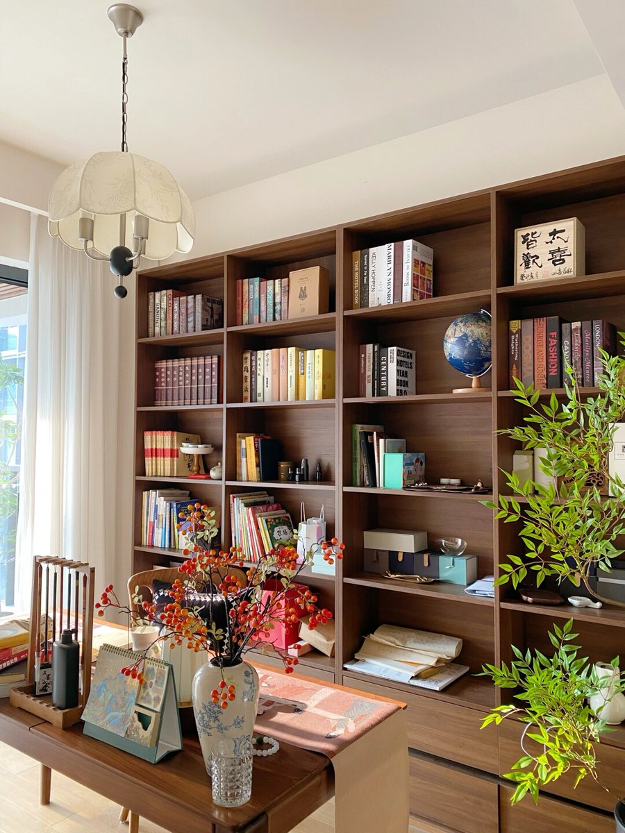 CooperElea44309's tweet photo. Just cleared out my closet and found so many pre-loved gems! Don’t let old stuff take up space – give it a new home or pass it on to someone who’ll love it. Small decluttering win, big joy boost! https://t.co/rDBHJoyHfl