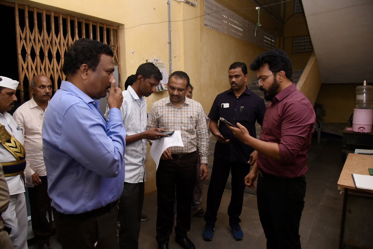 CollectorGuntur's tweet photo. ఇ.వి.యం గోడౌన్ ను జిల్లా కలెక్టర్ మరియు జిల్లా ఎన్నికల అధికారి సి.యం. సాయికాంత్ వర్మ గారు శనివారం తనిఖీ చేశారు. ఇ.వి.యం గోడౌన్‌లో సీసీ కెమెరాల పనితీరు, భద్రతా చర్యలను పరిశీలించారు. భద్రత విషయంలో ఎలాంటి రాజీ లేకుండా చర్యలు చేపట్టాలని అధికారులను ఆదేశించారు.

ఈ కార్యక్రమంలో జిల్లా రెవిన్యూ అధికారి ఎన్.ఎస్.కె. ఖాజావలి గారు, రెవిన్యూ డివిజనల్ అధికారి కె. శ్రీనివాసరావు గారు, కలెక్టర్ కార్యాలయ పరిపాలన అధికారి మల్లేశ్వరి గారు, అగ్నిమాపక అధికారి కృష్ణారెడ్డి గారు, తహసీల్దార్ కిరణ్ గారు, రహదారులు & భవనాల శాఖ డిప్యూటీ ఇ.ఇ.తో పాటు ఇతర అధికారులు పాల్గొన్నారు.
#EVM #EVMStrongRoom #Inspection #CollectorGuntur #Gunturupdates