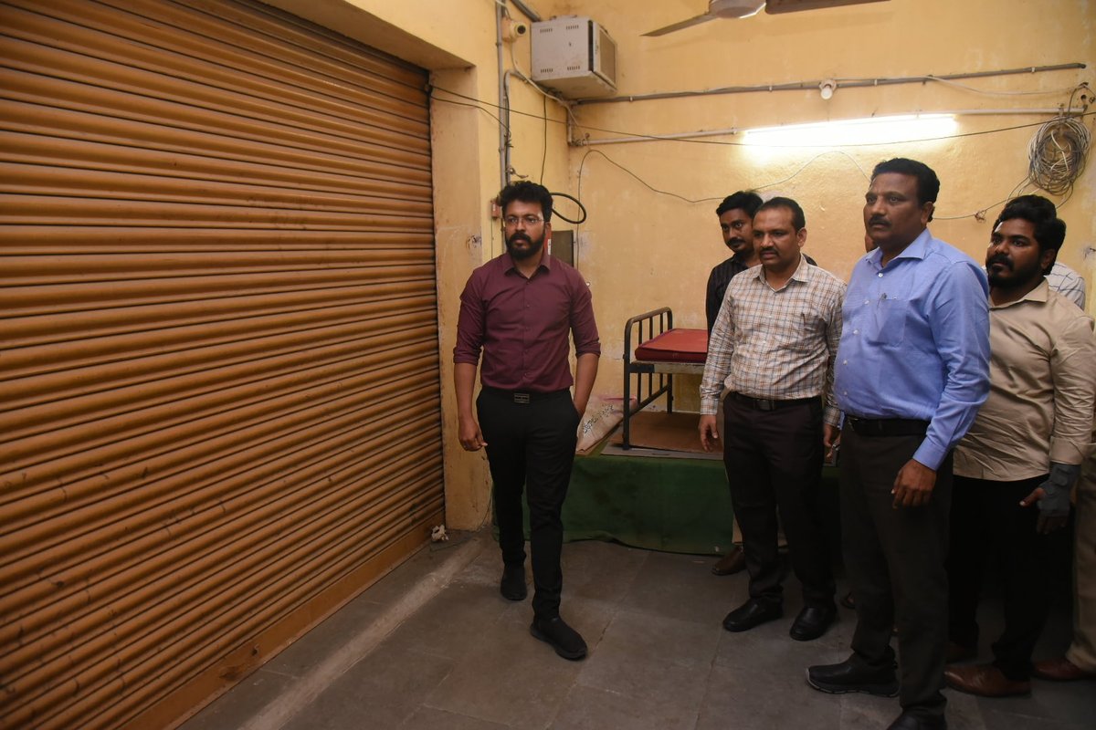 CollectorGuntur's tweet photo. ఇ.వి.యం గోడౌన్ ను జిల్లా కలెక్టర్ మరియు జిల్లా ఎన్నికల అధికారి సి.యం. సాయికాంత్ వర్మ గారు శనివారం తనిఖీ చేశారు. ఇ.వి.యం గోడౌన్‌లో సీసీ కెమెరాల పనితీరు, భద్రతా చర్యలను పరిశీలించారు. భద్రత విషయంలో ఎలాంటి రాజీ లేకుండా చర్యలు చేపట్టాలని అధికారులను ఆదేశించారు.

ఈ కార్యక్రమంలో జిల్లా రెవిన్యూ అధికారి ఎన్.ఎస్.కె. ఖాజావలి గారు, రెవిన్యూ డివిజనల్ అధికారి కె. శ్రీనివాసరావు గారు, కలెక్టర్ కార్యాలయ పరిపాలన అధికారి మల్లేశ్వరి గారు, అగ్నిమాపక అధికారి కృష్ణారెడ్డి గారు, తహసీల్దార్ కిరణ్ గారు, రహదారులు & భవనాల శాఖ డిప్యూటీ ఇ.ఇ.తో పాటు ఇతర అధికారులు పాల్గొన్నారు.
#EVM #EVMStrongRoom #Inspection #CollectorGuntur #Gunturupdates
