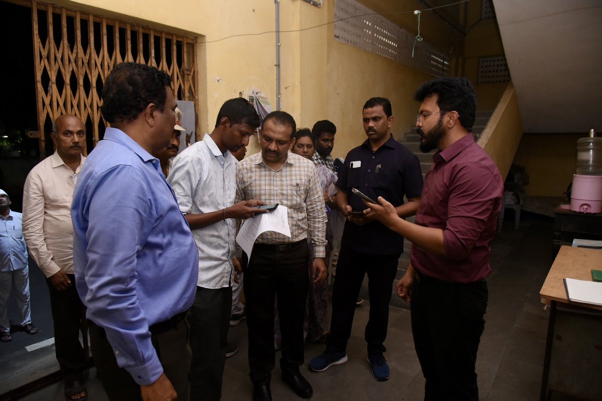 CollectorGuntur's tweet photo. ఇ.వి.యం గోడౌన్ ను జిల్లా కలెక్టర్ మరియు జిల్లా ఎన్నికల అధికారి సి.యం. సాయికాంత్ వర్మ గారు శనివారం తనిఖీ చేశారు. ఇ.వి.యం గోడౌన్‌లో సీసీ కెమెరాల పనితీరు, భద్రతా చర్యలను పరిశీలించారు. భద్రత విషయంలో ఎలాంటి రాజీ లేకుండా చర్యలు చేపట్టాలని అధికారులను ఆదేశించారు.

ఈ కార్యక్రమంలో జిల్లా రెవిన్యూ అధికారి ఎన్.ఎస్.కె. ఖాజావలి గారు, రెవిన్యూ డివిజనల్ అధికారి కె. శ్రీనివాసరావు గారు, కలెక్టర్ కార్యాలయ పరిపాలన అధికారి మల్లేశ్వరి గారు, అగ్నిమాపక అధికారి కృష్ణారెడ్డి గారు, తహసీల్దార్ కిరణ్ గారు, రహదారులు & భవనాల శాఖ డిప్యూటీ ఇ.ఇ.తో పాటు ఇతర అధికారులు పాల్గొన్నారు.
#EVM #EVMStrongRoom #Inspection #CollectorGuntur #Gunturupdates