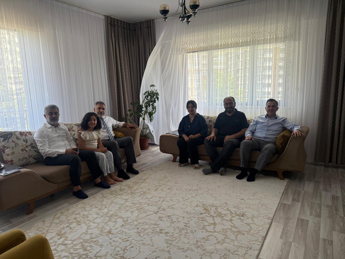 akpartielazig_'s tweet photo. Teşkilat Başkan Yardımcımız Sayın Naim Doğan’ın koordinesinde; Teşkilat Başkanımız Sayın Esat Akdağ ve Yönetim Kurulu Üyemiz Sayın Mesut Çetinkaya, vefa ziyaretleri kapsamında önceki dönem teşkilat mensuplarımızdan Sayın Cihan Telo, Sayın Fatma Yıldırımoğlu, Sayın Ömer Faruk Yüksel, Sayın Leyla Yüksel,  Sayın Fehmi Karabulut, Sayın Mehmet Ercan ve Sayın Ertuğrul Erdem’i ziyaret etti.

Ziyaretlerde teşkilatımızın geçmişten bugüne taşıdığı birlik ve beraberlik anlayışı vurgulanarak istişarelerde bulunuldu. Katkı ve emekleri dolayısıyla kendilerine teşekkür ediyoruz.

@Akparti 
@abuyukgumus