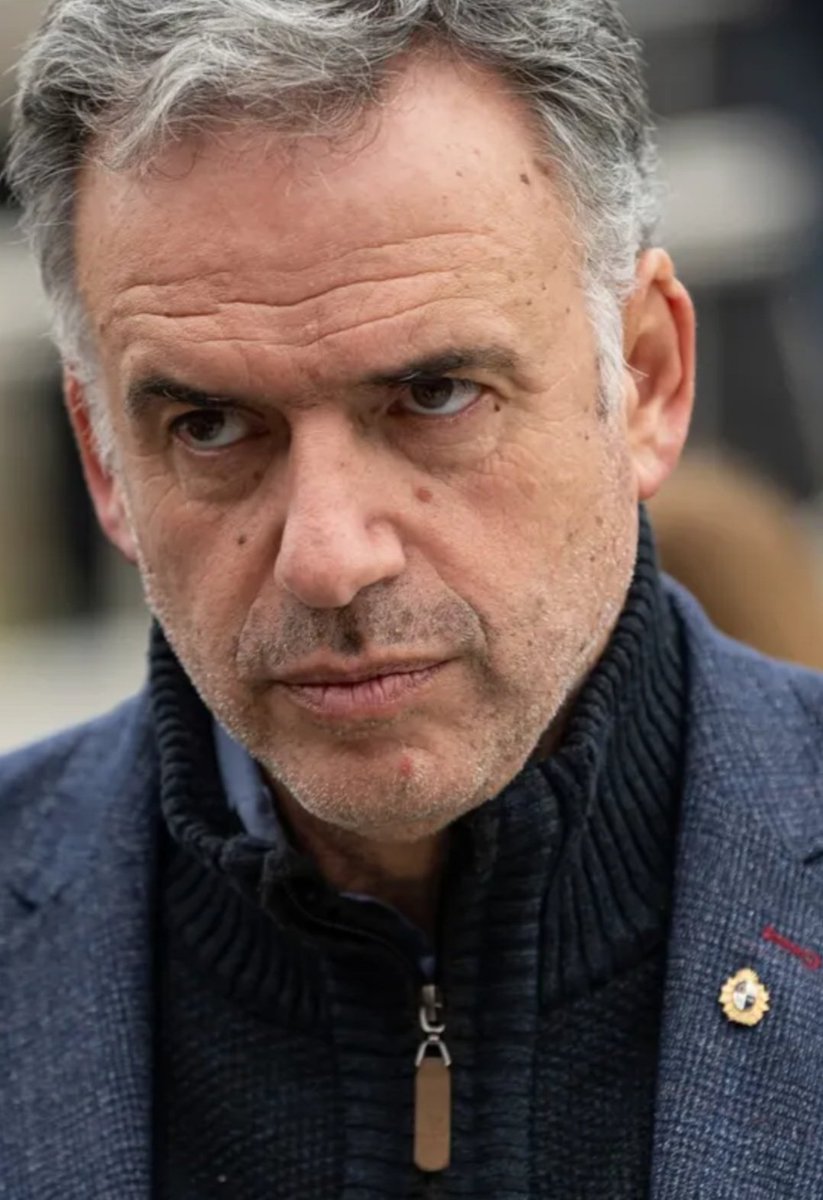 SilvanaDFrances's tweet photo. 🔴 Néstor Núñez, el padre de la pediatra María Soledad Barrera —víctima de mala praxis—, interceptó y le entregó una carta al presidente Yamandú Orsi en Treinta y Tres para exigir justicia y cuestionar el manejo del caso. 
🔴 Encuentro con el presidente
Lugar y fecha: Sociedad Fomento de Treinta y Tres, el miércoles 24 de junio de 2026. 
🔴 Reclamo principal: Entrega de una copia de la carta enviada a Torre Ejecutiva junto con una foto de su hija, reclamando por la reducción de la sanción a la anestesista condenada y pidiendo la renuncia de la ministra de Salud Pública, Cristina Lustemberg. 
🔴 Respuesta oficial: Orsi le indicó que analizará la situación y mencionó que ya había estado conversando sobre el tema con la titular de la cartera de Salud. 
SIN RESPUESTA AÚN 👇👇👇👇👇