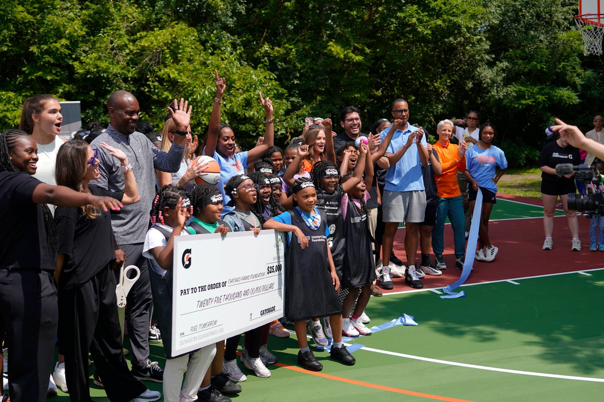 ChicagoParks's tweet photo. Robichaux Park hosted another #LineEmUp celebration with @chicagosky, bringing 100+ girls together for basketball &amp; mentorship with JuJu Watkins, Maddy Westbeld, Rory Harmon &amp; Brooke Weisbrod. Featured the new @WNBA Fire Orange 3-point line and a @Gatorade check to @ChiParksFdn. https://t.co/o1mOHTgy8d