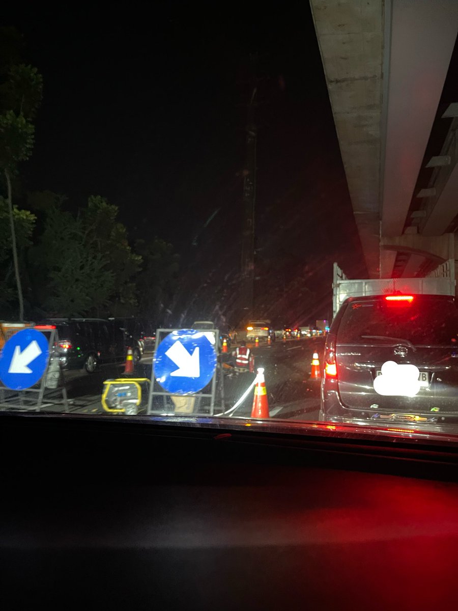 gonrick's tweet photo. Pengguna tol japek arah cikampek. Siap siap macet km 26.600 s/d km 27 (sudah mulai malam ini) .  @PTJASAMARGA baiknya disiapkan kontra flow khususnya hari kerja di pagi hari Cc: @TMCPoldaMetro @RadioElshinta https://t.co/h0acMChabi