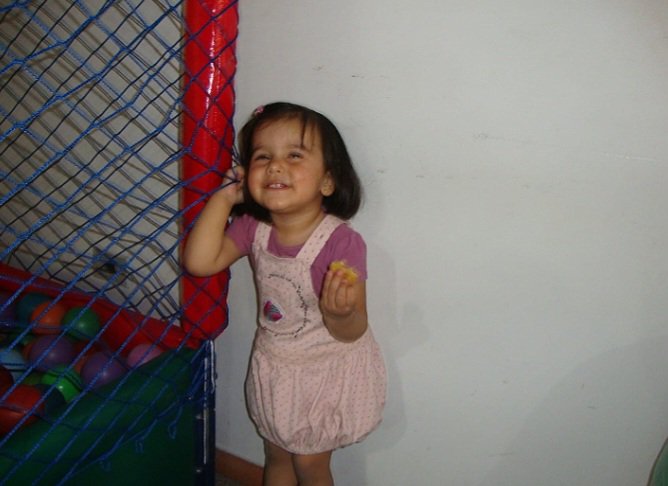 annajuliazy's tweet photo. eu amo o fato de eu não larga a coxinha pra tirar 1 única foto 😍 (ignorem minha prima parecendo a anabelle https://t.co/3QMyxMVpIn