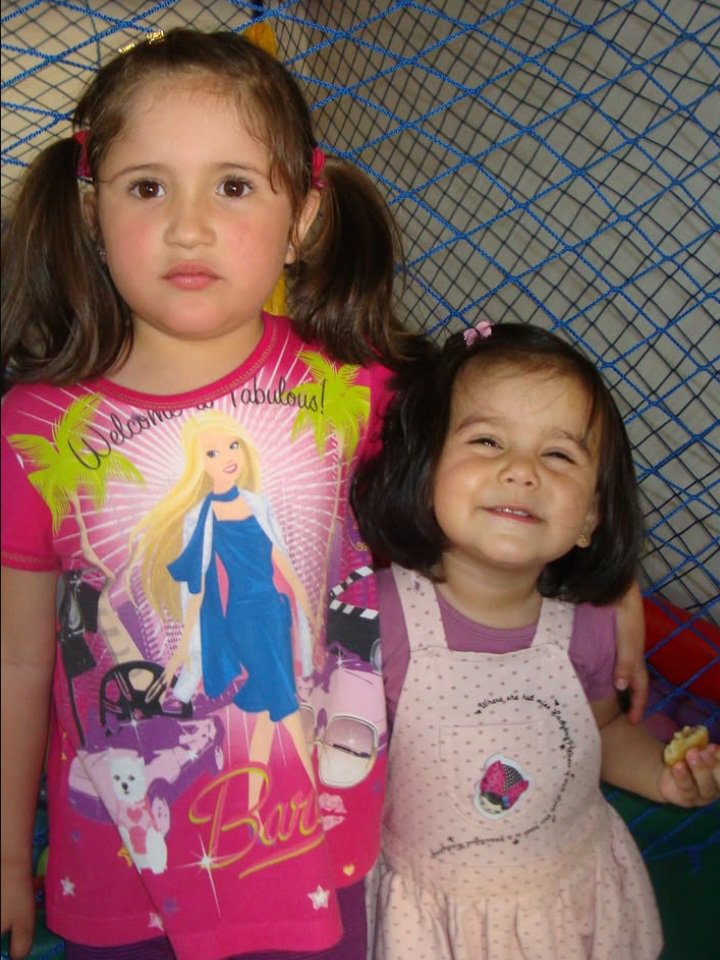 annajuliazy's tweet photo. eu amo o fato de eu não larga a coxinha pra tirar 1 única foto 😍 (ignorem minha prima parecendo a anabelle https://t.co/3QMyxMVpIn