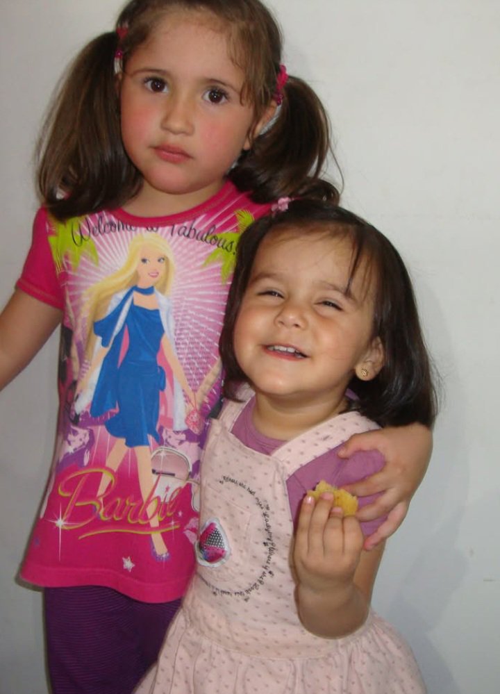 annajuliazy's tweet photo. eu amo o fato de eu não larga a coxinha pra tirar 1 única foto 😍 (ignorem minha prima parecendo a anabelle https://t.co/3QMyxMVpIn