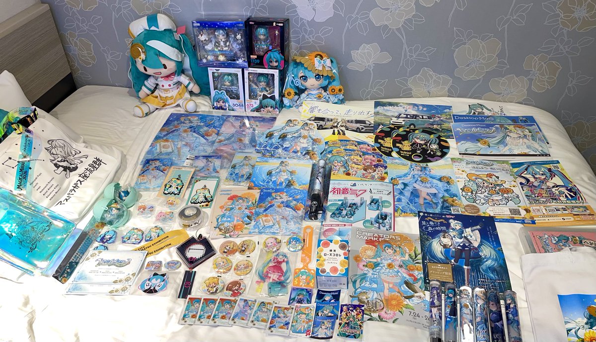 39_penpen's tweet photo. #マジカルミライ2026 浜松の戦利品＆FFさんからいただいた素敵なグッズやお土産、代行品などなど…最終日はズマケとワークショップメインで回って昼公演参戦です✨️【明日朝5時半起きなのに一時半のベッドがこれ…どうすんだこれ】 https://t.co/Lq0SaIFOUu