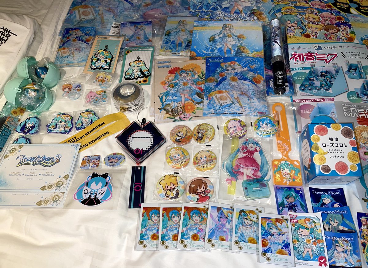 39_penpen's tweet photo. #マジカルミライ2026 浜松の戦利品＆FFさんからいただいた素敵なグッズやお土産、代行品などなど…最終日はズマケとワークショップメインで回って昼公演参戦です✨️【明日朝5時半起きなのに一時半のベッドがこれ…どうすんだこれ】 https://t.co/Lq0SaIFOUu