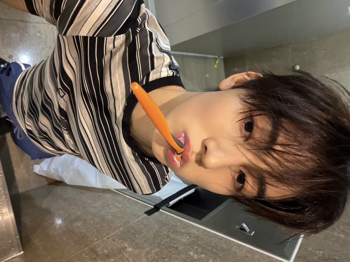 eomseaniee's tweet photo. his selca game is so strong https://t.co/7KGMNoOUps