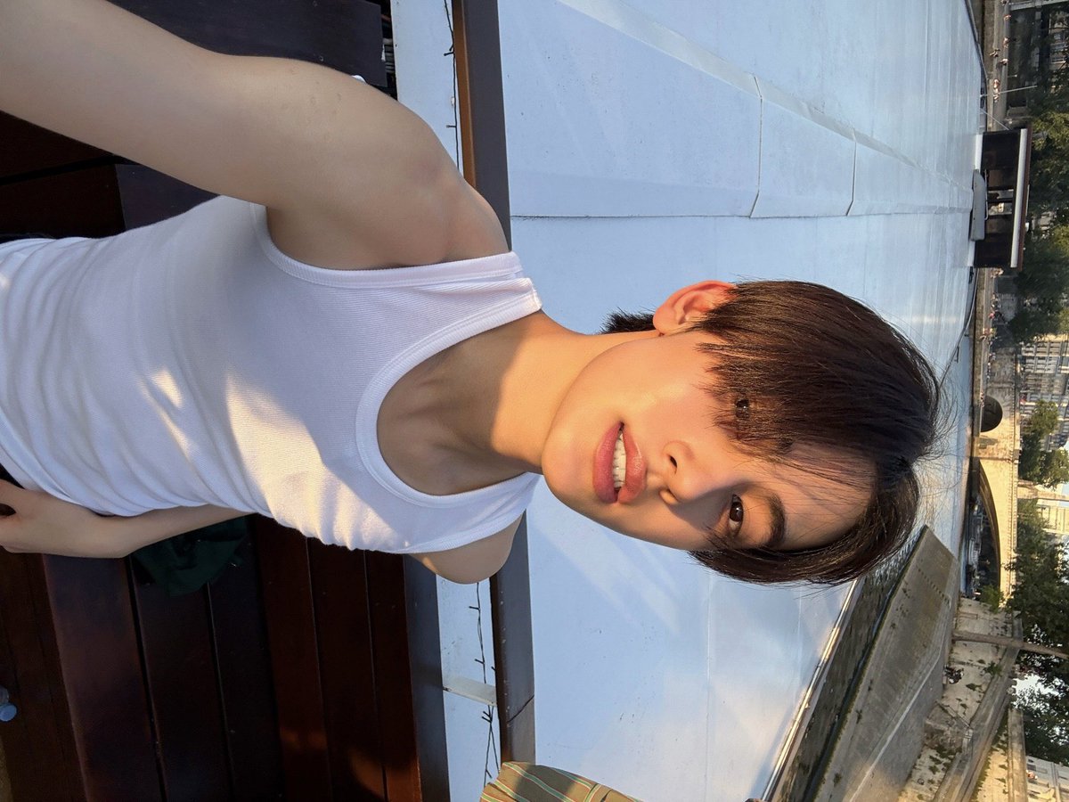 eomseaniee's tweet photo. his selca game is so strong https://t.co/7KGMNoOUps