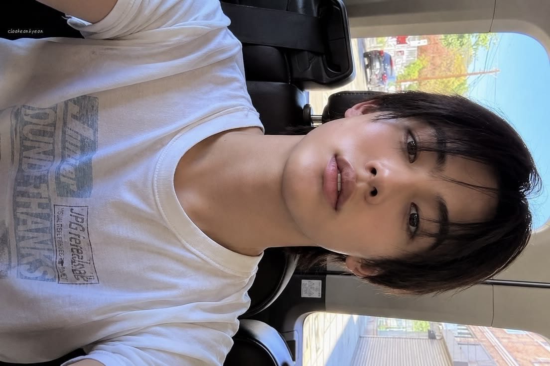 eomseaniee's tweet photo. his selca game is so strong https://t.co/7KGMNoOUps