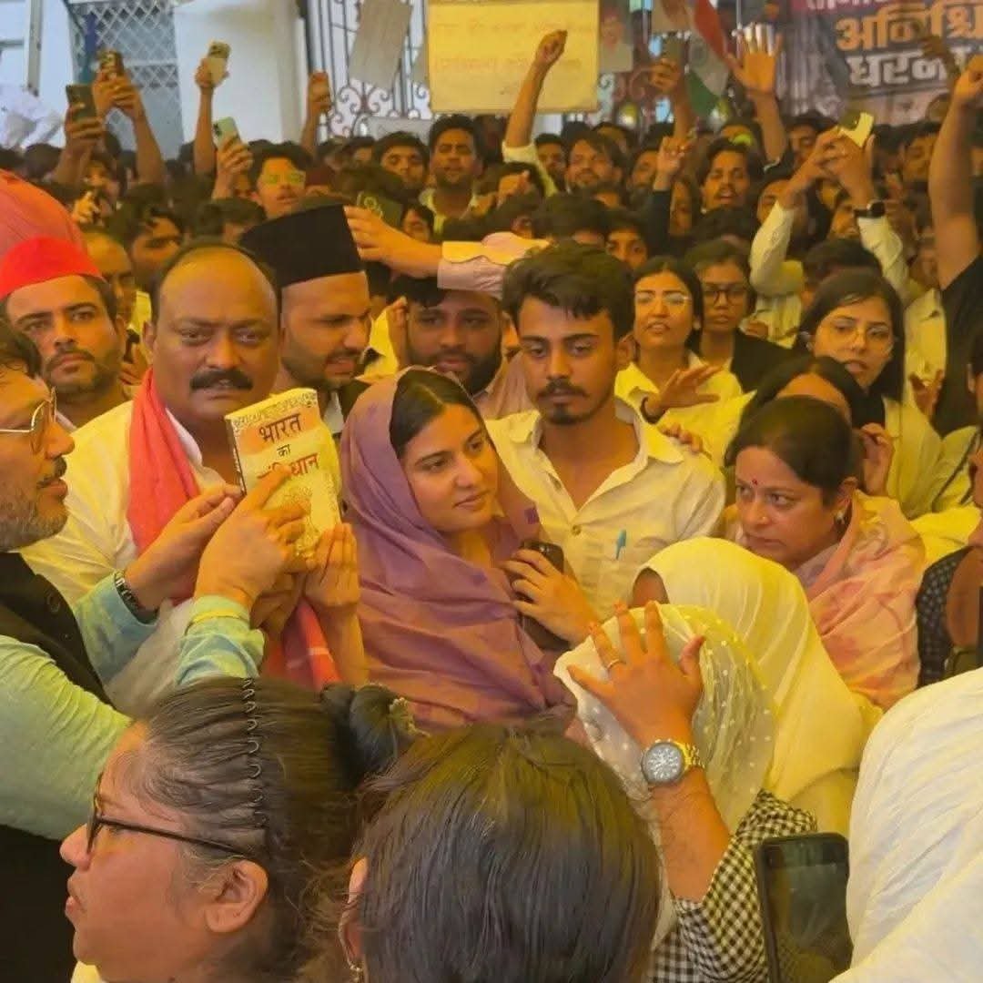 IqraMunawwar_'s tweet photo. आज रामपुर में मोहम्मद अली जौहर यूनिवर्सिटी के ख़िलाफ़ सरकार की बदले की भावना से की जा रही कार्रवाई के विरोध में समाजवादी पार्टी के सांसदों व पदाधिकारियों के शिष्टमंडल के साथ जिलाधिकारी को ज्ञापन सौंपा।

हमारी मांग है कि शिक्षा का केंद्र बनी मोहम्मद अली जौहर यूनिवर्सिटी को नियमित (रेगुलराइज़) किया जाए। हज़ारों विद्यार्थियों के भविष्य से खिलवाड़ किसी भी कीमत पर स्वीकार नहीं किया जा सकता।

#JauharUniversity