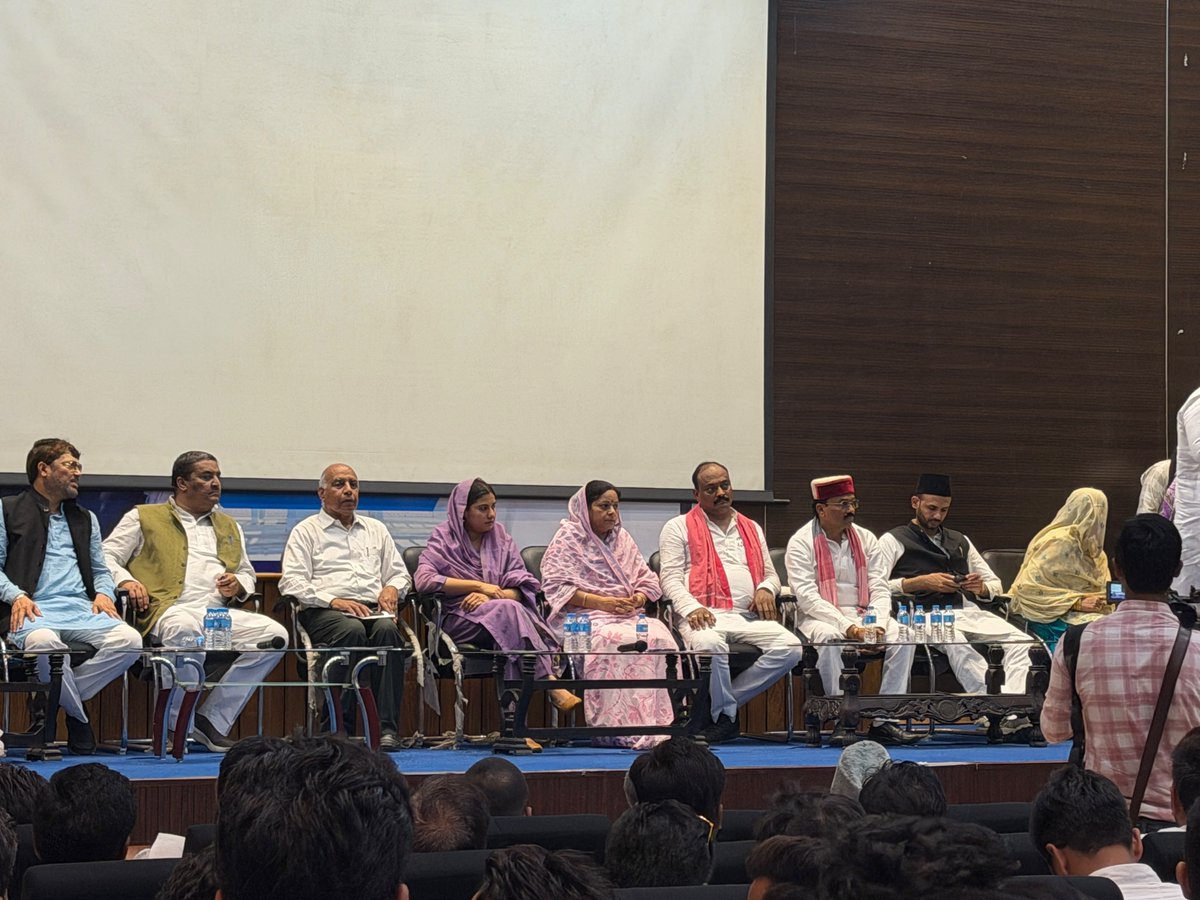 IqraMunawwar_'s tweet photo. आज रामपुर में मोहम्मद अली जौहर यूनिवर्सिटी के ख़िलाफ़ सरकार की बदले की भावना से की जा रही कार्रवाई के विरोध में समाजवादी पार्टी के सांसदों व पदाधिकारियों के शिष्टमंडल के साथ जिलाधिकारी को ज्ञापन सौंपा।

हमारी मांग है कि शिक्षा का केंद्र बनी मोहम्मद अली जौहर यूनिवर्सिटी को नियमित (रेगुलराइज़) किया जाए। हज़ारों विद्यार्थियों के भविष्य से खिलवाड़ किसी भी कीमत पर स्वीकार नहीं किया जा सकता।

#JauharUniversity