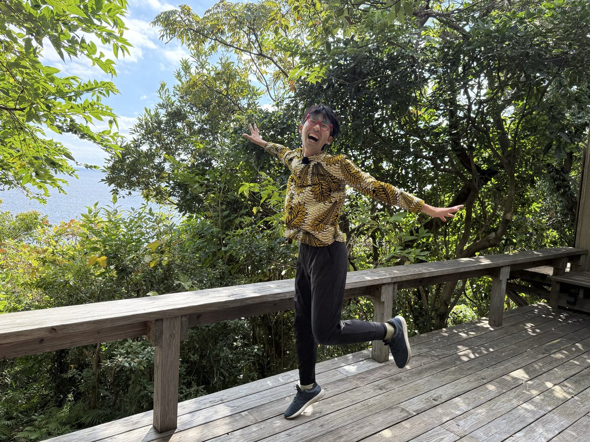 africazu's tweet photo. (屋久島の森にて)
ある歌手：あれっカズくん、どこ？
他の方：えっさっきまでここにいたよ？
ある歌手：あっ！いた！こだまやん！
カズ：こだま⁉️⁉️

※AIっぽいけど生写真ですw 謎のポーズです笑 https://t.co/xW9YHQsdyq
