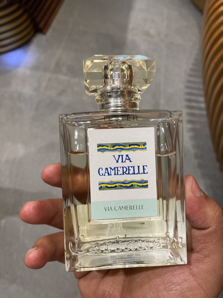 7_rz7's tweet photo. كانت لي زيارة لبوتيك لاروميوس 
لتجربة بعض العطور وخصوصا براند كارثوزيا Carthusia
الايطالي من زمان كان نفسي احصل احد يوفر هالبراند 
للامانه كانت عطور هالبراند حرفيا كثيرة ومتنوعه 
حاولت اطلع بشيء جميل منهم حسيت للحظة اني ماني قادر اسيطر على خشمي في العطور تشتت تعوذت من الشيطان وطلعت اصلي العشاء ورجعت اعيد الكرة ولكن بتركيز اكثر على العطور الي حسيت انها لامست ذايقتي ومتنوعه 
بسم الله ( ياالله نبدا ) 

العطر الاول 
👺Terra Mia
عطر يحتوي على القهوة والبندق بشكل عام في العطر وواضحين 
مع افتتاحية من النيرولي والبرغموت 
يجي القلب بطابع القهوه مع البندق والورد والياسمين وزهرة البرتقال 
يستقر ع الامبروكسان وخشب العنبر والفانيلا واكيد المسك كالعادة في اغلب عطورهم 
الافضل حسب ذوقي في العطور وناسب لي 

العطر الثاني 

🪴Via Camerelle
افتتاحية عشبيه حمضيه من البرغموت والليمون والبرتقال 
يتوسطة الياسمين والزهور يستقر على العنبر والارز والمسك كالعادة 
( نسائي ماشوفه ينفع للرجال )

العطر الثالث 
10 CAPRI🍈

هذا العطر تحفة فالمكونات عشبي زهوري تابلي حمضي كل شيء فيه 😂
ماقدر اكتب عنه كل شيء لاني ماتعمقت في العطر ولكن بتشم التين بشكل مستمر ولكن التين جاي برائحة جافه 
ينفع للجنسين 

العطر الرابع 

🍋‍🟩🍊Capri Forget Me Not
اشوفه بالنسبه لي المتقبل والسهل من جميع العطور في البراند 
افتتاحية حمضيه هادية 
من الليمون البرتقال 
يتوسطة التين البري والنعناع البنفسج الأوكاليبتوس 
والقاعدة الشيح الخوخ الفانيلا والياسمين 

صراحة البراند جميل جدا وشيء حلو انه توفر عندنا 
فيه تنوع روائح البراند للامانه اشوف انها مبتكره ماشوف عطر مشابهه لشيء سابق شميته 
اغلب عطورهم لاحظت فيها ( الياسمين - المسك ) 

شكرا @laromious 

واتمنى تعذروني وان شاءالله اني وفقت اني انقل لكم تجربة هاوي وليس تدوين مدون او مراجع للعطور 
العطور بناء على ذايقتي لااوصي بها كـ شراء عمياني اتمنى التجربة والبحث 
( انفك دليلك ) 

#رابطة_عشاق_العطور