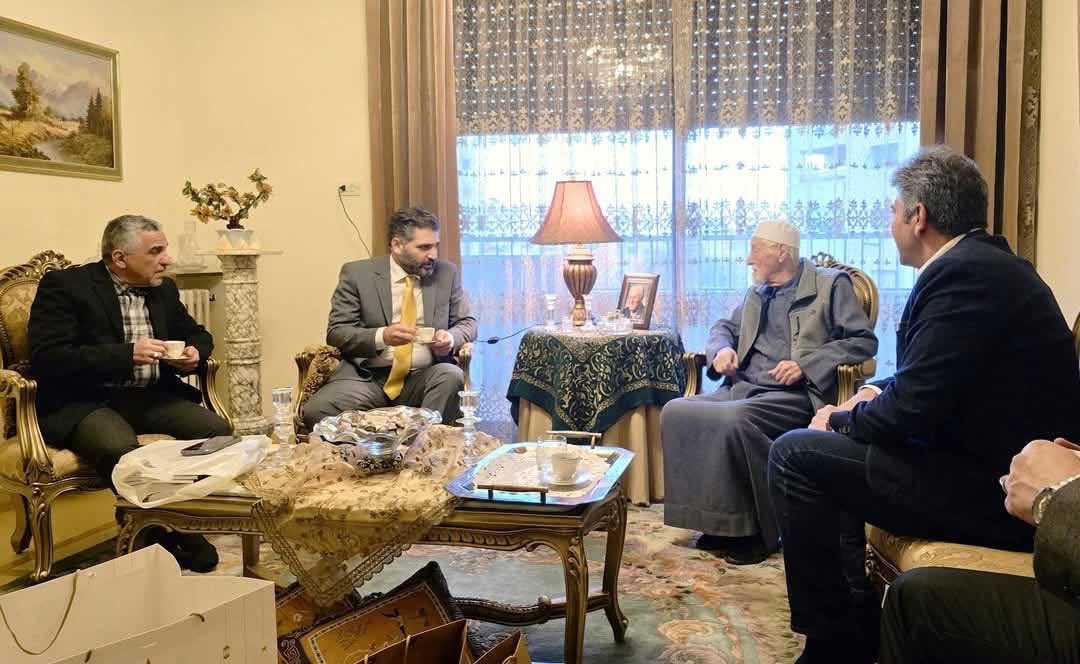 AL_SAALEH's tweet photo. في هذا اليوم الحزين أيضا فقدنا أستاذنا الجليل العلامة السوري الدكتور مازن المبارك عضو مجمع اللغة العربية وشيخ النحاة في بلاد الشام، رحمه الله وغفر له وأسكنه فسيح جناته. 

العالم الذي قدّم الأيادي البيضاء للعربية وأسهم في صونها تأليفا وتحقيقا. لا تزال كلماته تتردّد في أذني منذ لقائي الأخير به قبل فترة وجيزة حين شرفت بزيارته في بيته بدمشق، وأؤكد اليوم وأنا أنعي روحه الطيبة ما تعهّدتُ به في حضرته من التزام وزارة الثقافة بدعم العلماء، وأن سوريا الجديدة ستبقى تعتزّ برجالها ومعلّميها الكبار. إنا لله وإنا إليه راجعون والعزاء لنا ولأسرته الكريمة التي خرّجت الأدباء وأهل الحكمة ورجال الدولة عبر تاريخها العطر.