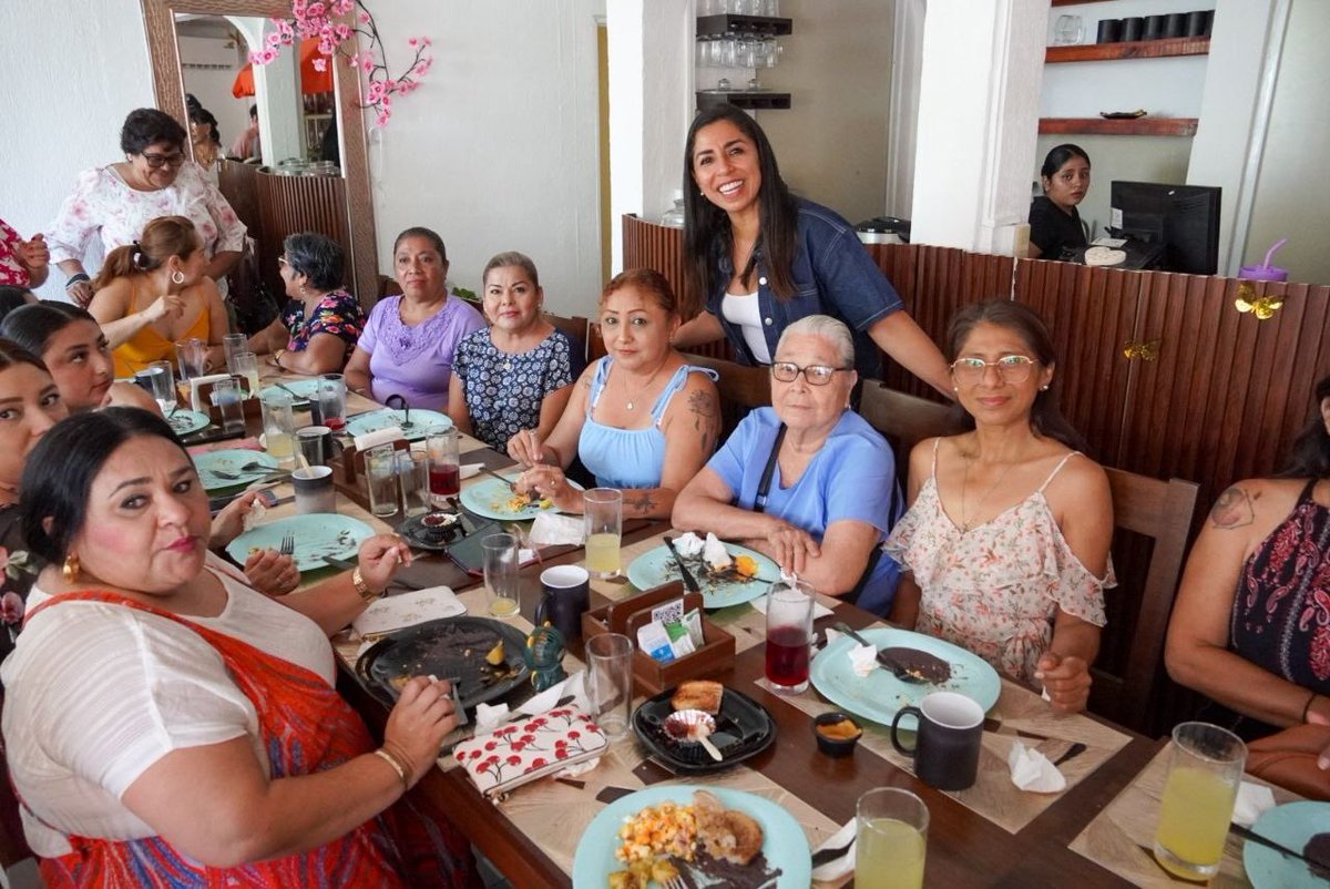 MarybelVillegas's tweet photo. La fuerza de las mujeres es un gran ❤️ que late con amor por #QuintanaRoo.

Hoy iniciando el día con una amena plática para intercambiar ideas con “Las Chetumaleñas”, aquí en la capital de nuestro estado. 
¡Gracias por su cariño y respaldo! 🫶🏽

@Claudiashein @PartidoMorenaMx @CitlaHM @Carlos_UlloaP  @SergioSalomonC 

-Proceso para la selección de la Coordinación de la Defensa de la Transformación y Soberanía Nacional.
#AsambleasInformativas #Morena ✅