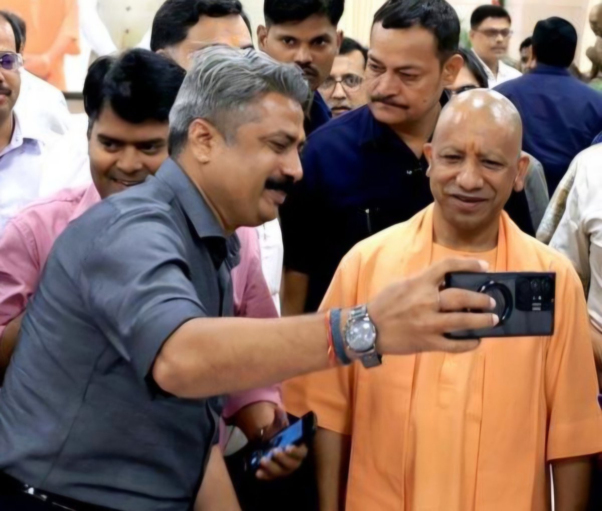 meevkt's tweet photo. "मुख्यमंत्री योगी आदित्यनाथ जी से मैंने पूछा था, राम मंदिर मामले की एसआईटी में कितने आईपीएस रहेंगे?? उन्होंने कहा था तीन.."

मुख्यमंत्री जी ने मुझे जो बताया था, वही हुआ.. महाराज जी ने कहा था कि एक डीआईजी और एक एसपी लेवल का अधिकारी एसआईटी में होगा.. आईपीएस किरण एस. को एसआईटी का प्रभारी बना देंगे..

आज सुप्रीम कोर्ट के निर्देश के बाद एसआईटी का पुनर्गठन हो गया है..
एसआईटी में आईजी किरण एस. पहले से थे.. लेकिन प्रभारी थे लखनऊ के मंडल कमिश्नर आईएएस विजय विश्वास पंत.. अब अयोध्या के डीआईजी सोमेन बरमा और एसएसपी गौरव ग्रोवर भी एसआईटी में शामिल हो गए हैं.. 
पुनर्गठित टीम बहुत जल्द प्रभु श्री राम के चंदे की हेराफेरी, चोरी, गबन के रहस्य से पर्दा उठाएगी..
#Ayodha #Ram #RamMandir #SIT #SupremeCourt #CMYogi #Government #Bureaucracy #Bureaucrats #Lucknow #UttarPradesh