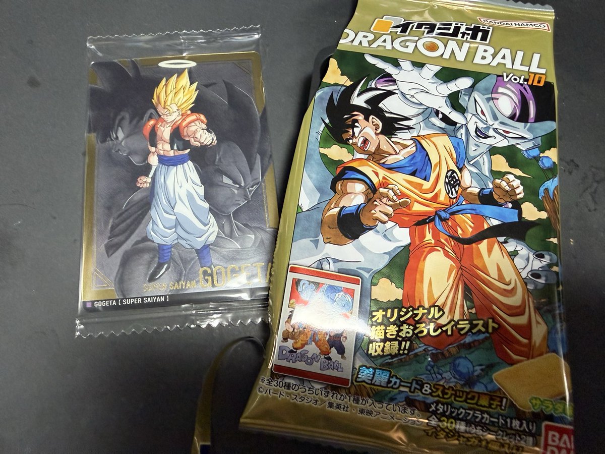 dasuke556's tweet photo. パーツ不備で交換パーツ待ちしてた89Sabersがやっと届いたので配置変え

赤い布敷いて高級感が増したライフサイズと、9袋で神引きした出ない出ないと噂のゴジータ https://t.co/Kl59QUFQRN