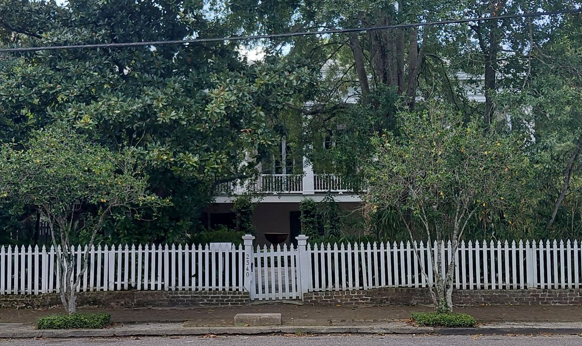 nolacampanella's tweet photo. New Orleans' Garden District as it would have appeared in the 1830s-1850s: villa-like neoclassical mansions and townhouses, set back on oversized lots, ensconced behind greenery, and surrounded by picket fences. https://t.co/lFzcvknMyf