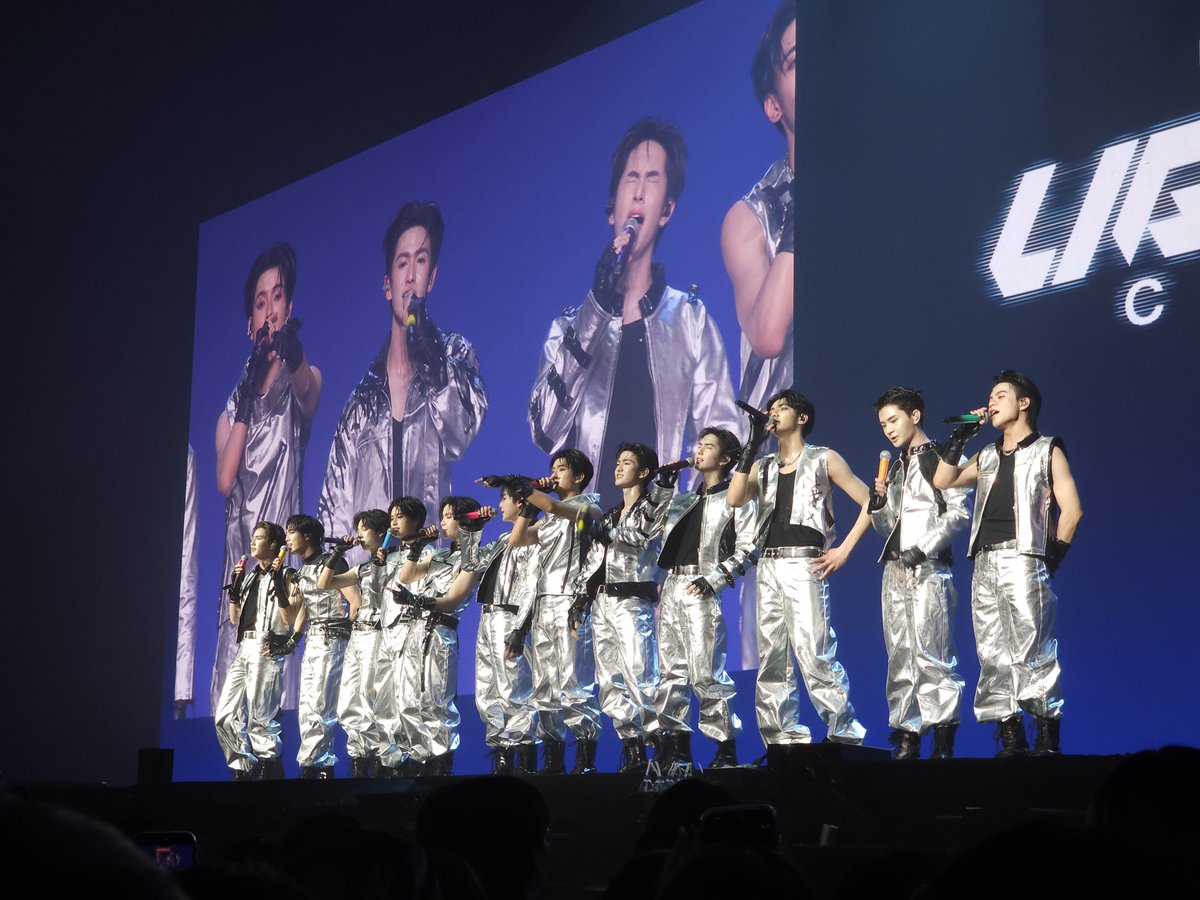 Pomo_MP's tweet photo. จบไปแล้ว คอนบัส Day 2 กับ ปสก. ลงหลุมครั้งแรก ได้เห็นแบบใกล้มาก หล่อสุด หล่อจนช่วยให้ลืมอาการปวดเท้าได้พอสมควร 🥰

โชว์สนุกมาก แสงสีอลังการ ได้ฟังเพลงใหม่ ๆ เยอะเลย ถือว่าเปิดแนวเพลง แม้จะร้องตามไม่ได้ แต่ก็ชอบมาก

ได้เติม BUS ทำให้มีกำลังใจในการหาเงินละ

#BUS_LIGHTASONE_D2 https://t.co/l180qufCBv