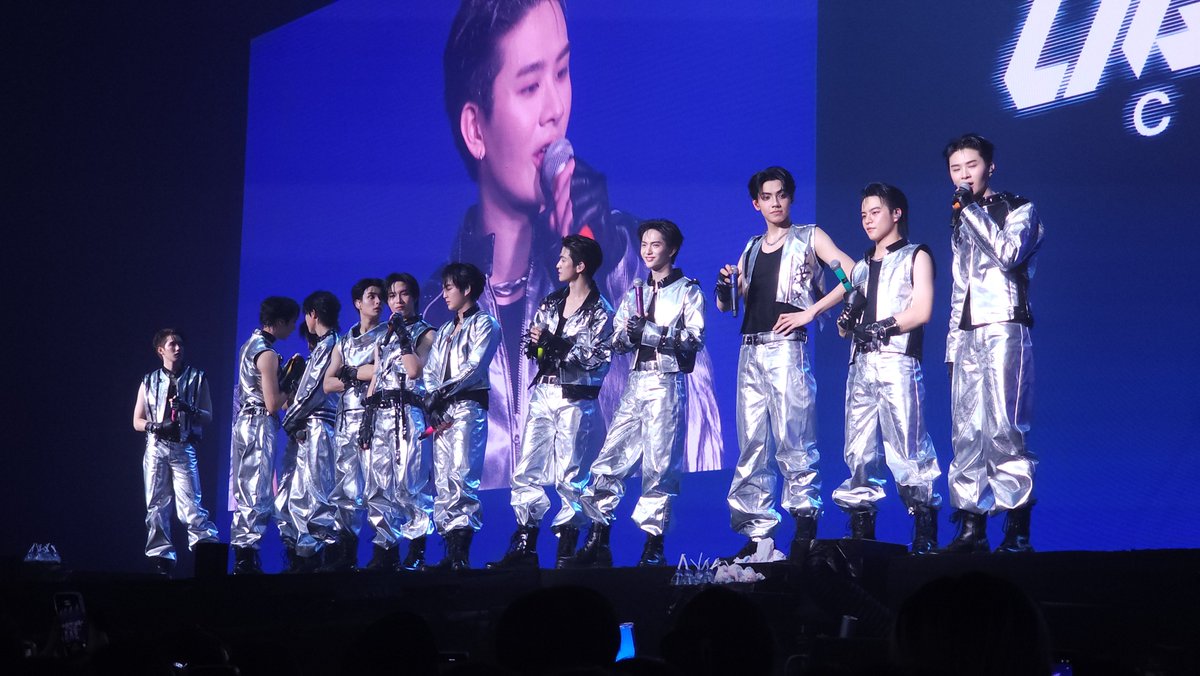 Pomo_MP's tweet photo. จบไปแล้ว คอนบัส Day 2 กับ ปสก. ลงหลุมครั้งแรก ได้เห็นแบบใกล้มาก หล่อสุด หล่อจนช่วยให้ลืมอาการปวดเท้าได้พอสมควร 🥰

โชว์สนุกมาก แสงสีอลังการ ได้ฟังเพลงใหม่ ๆ เยอะเลย ถือว่าเปิดแนวเพลง แม้จะร้องตามไม่ได้ แต่ก็ชอบมาก

ได้เติม BUS ทำให้มีกำลังใจในการหาเงินละ

#BUS_LIGHTASONE_D2 https://t.co/l180qufCBv