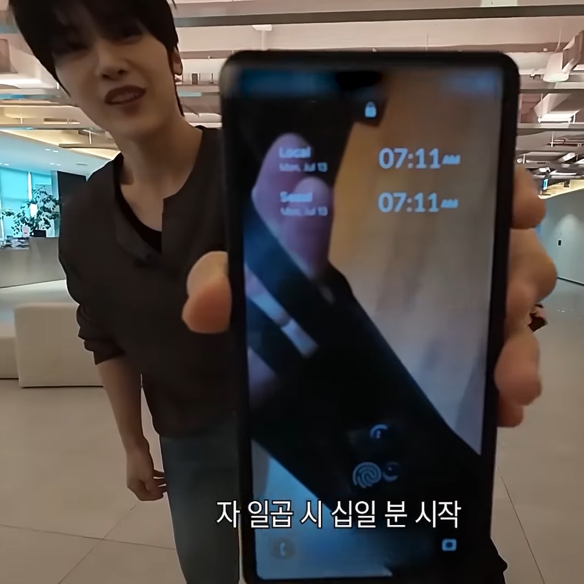 myseokryudan's tweet photo. wait matthew showed his phone lockscreen during the recent hey bye thew ep and omg IS THAT GIA??? THE BOBA EYES OMG AEGI 😭😭😭 https://t.co/fUkDjiLMx9