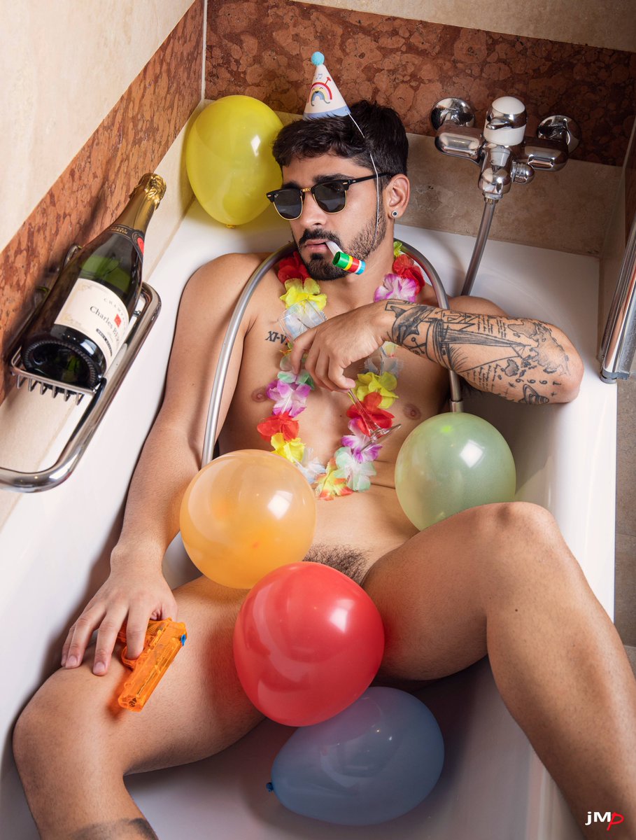 picturebyjmp's tweet photo. the after party 🥳 @boydublin26 
#afterparty #nude #bath 
more on onlyfans https://t.co/aSaH2tvdSG