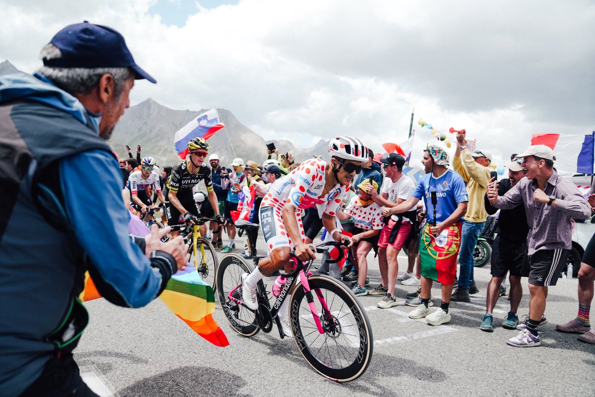 maillotapois's tweet photo. 🤍❤️ La belle journée de Richard carapaz 😍

#TDF2026 https://t.co/GXN2jSSEBE