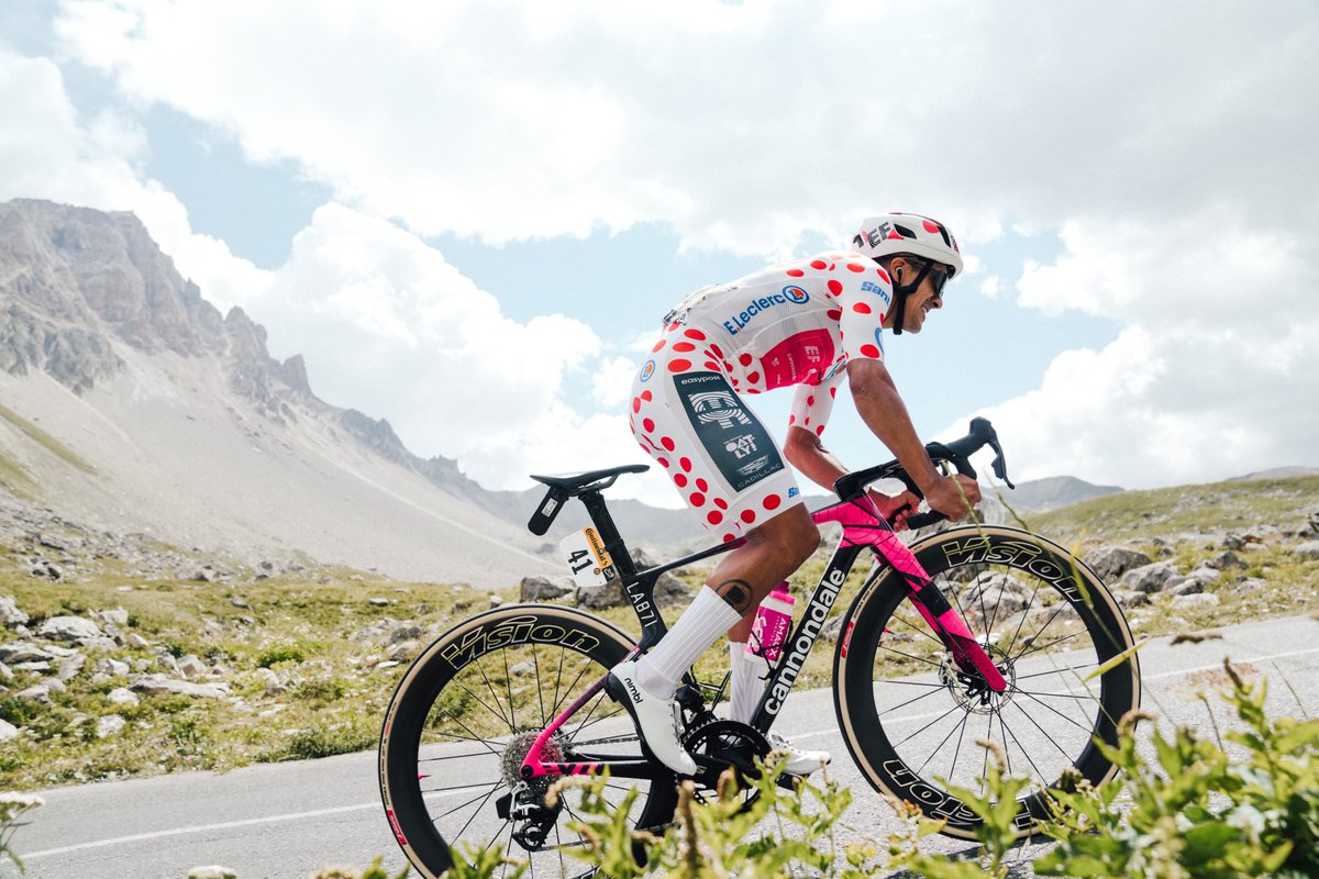 maillotapois's tweet photo. 🤍❤️ La belle journée de Richard carapaz 😍

#TDF2026 https://t.co/GXN2jSSEBE