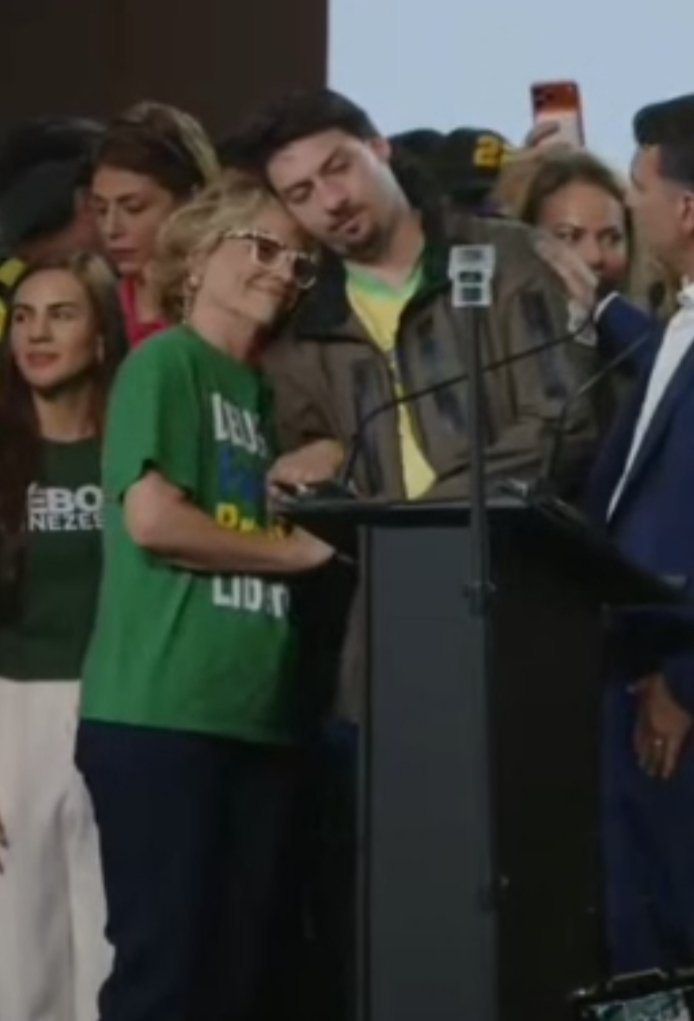 JuliVecchio7's tweet photo. Reparem o carinho da mãe do Brasil @RNBolsonaro22 com o @bolsonaro__jr ...

Lindo de ver!!!!

Maravilhosaaaaa 👏🏼👏🏼👏🏼💚💚💚 https://t.co/B3o6e76qBU