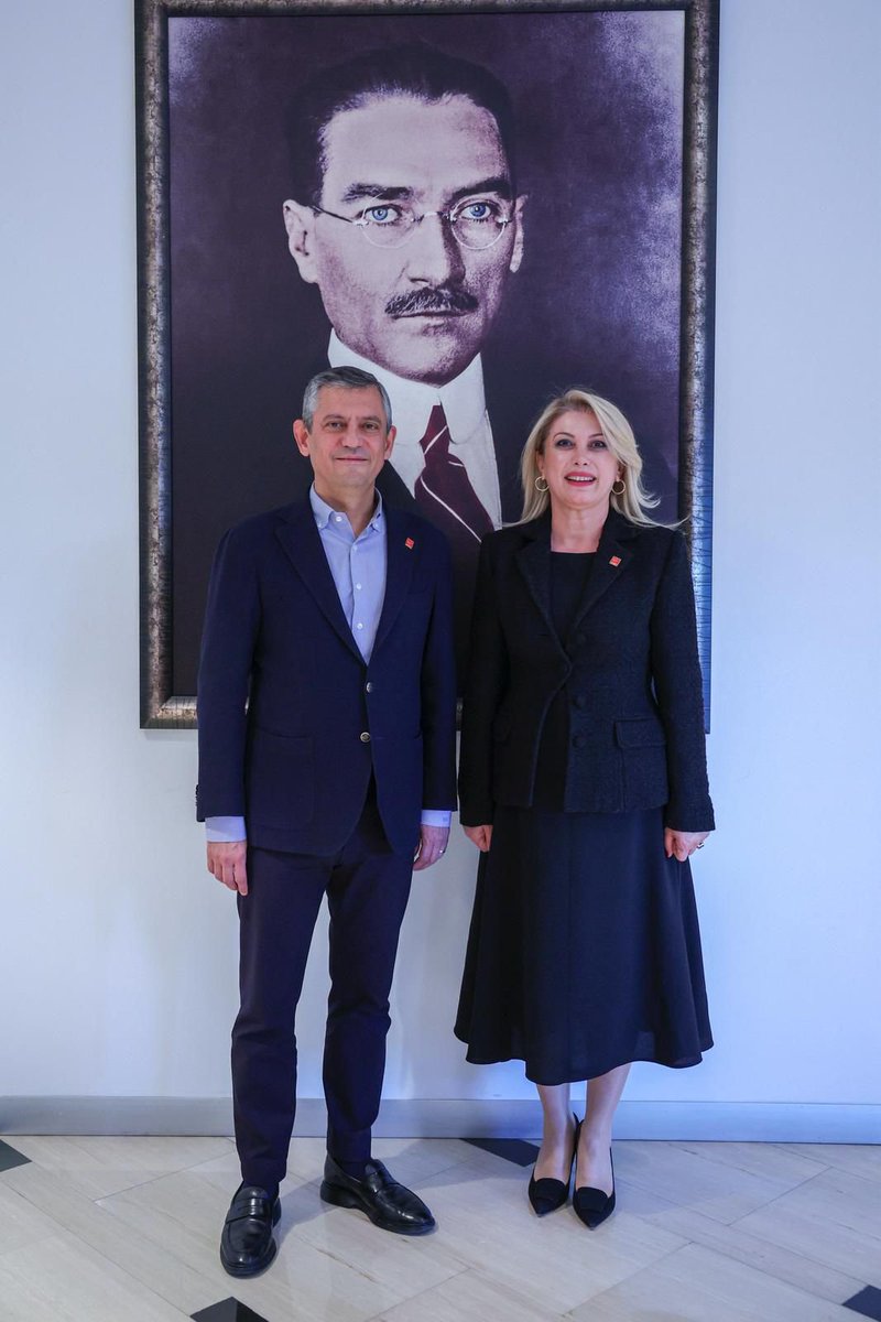 AsuKaya80TBMM's tweet photo. Bugün, tarihi bir sorumlulukla, YENİ Partimizin Kadın Kolları Genel Başkanlığı görevini üstlenmekten büyük bir onur duyuyorum.

Genel Başkanımız Sayın Özgür Özel'in Liderliğinde biz, kadınların hem siyasetin öznesi hem de değişimin ve umudun öncüsü olduğuna inanıyoruz. 

Bu yolculukta hiçbir yol arkadaşımızı geride bırakmadan, omuz omuza yürüyerek ülkemizi hep birlikte aydınlık yarınlara taşıyacağız.

Şimdi, yeni bir başlangıcın, büyük bir yürüyüşün zamanı.

Birlikte başaracağız.