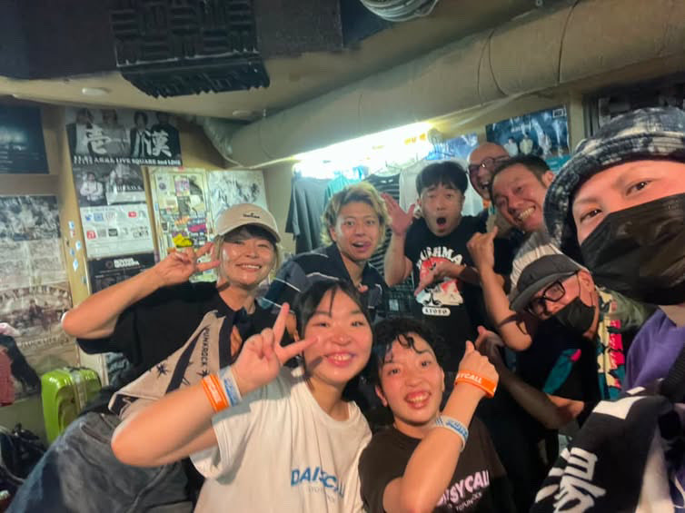 IIkmtkfamily's tweet photo. ほんこち
初めましての寝屋川VINTAGEへ新宿ぶりのBushman!
新曲も聴けたし
塩っちのドラムも久しぶりに聴けたし良かったー
ほんで2回目のDaisycall
やっぱりカッコええ
MUSEでライブするって聞いたからまた行きますね!
#unprayabld
#Bushman
#Daisycall https://t.co/w99rOLcO4S