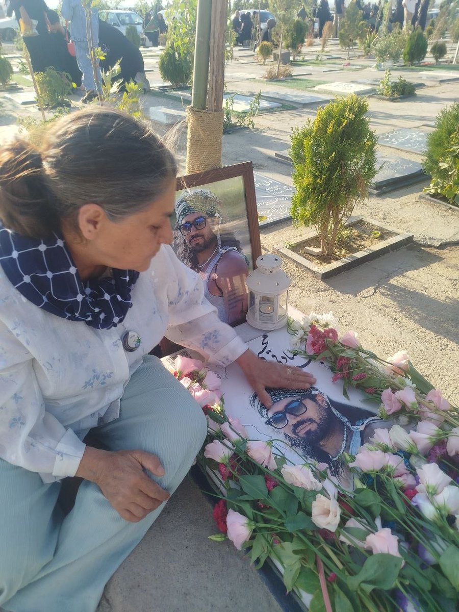 sarababak__'s tweet photo. این‌حق مادرم نبود
مادرم کنار بابک خوشحال بود
به سر بابک شلیک‌کردن و بابک رو از ما گرفتن
حالا، مادرم به جای اینکه به شونه های پسرش تکیه کنه و لبخند بزنه، دستش رو روی سر بابک، رو عکس سنگ مزارش میذاره و گریه میکنه 💔
این‌حق مادرم‌نبود 
#بابک_صادقی_محسنی 
#Babak_Sadeghi_Mohseni https://t.co/itmpetUWMi